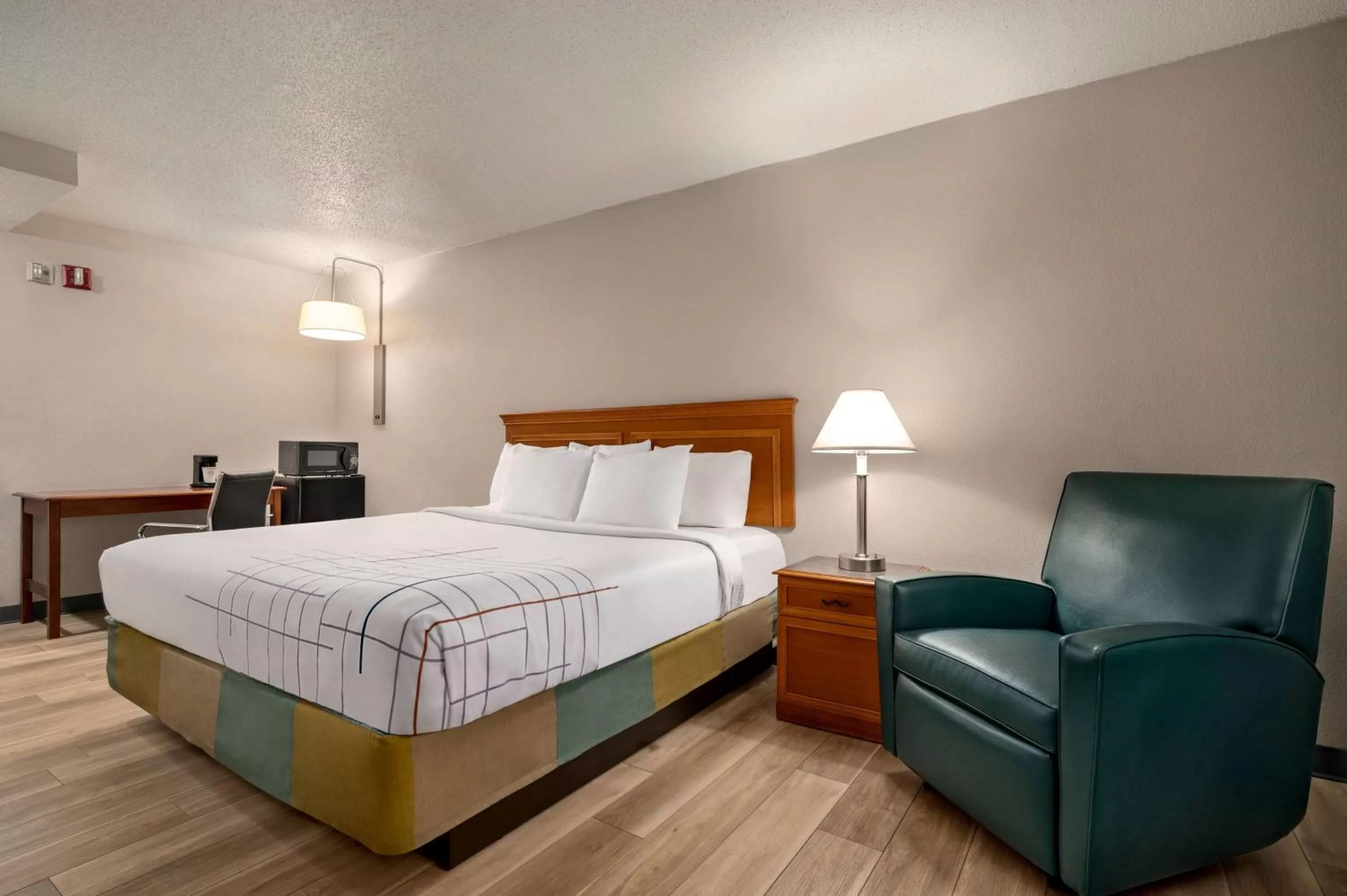 Photo of the whole room, Bed in La Quinta Inn by Wyndham Columbus Airport Area