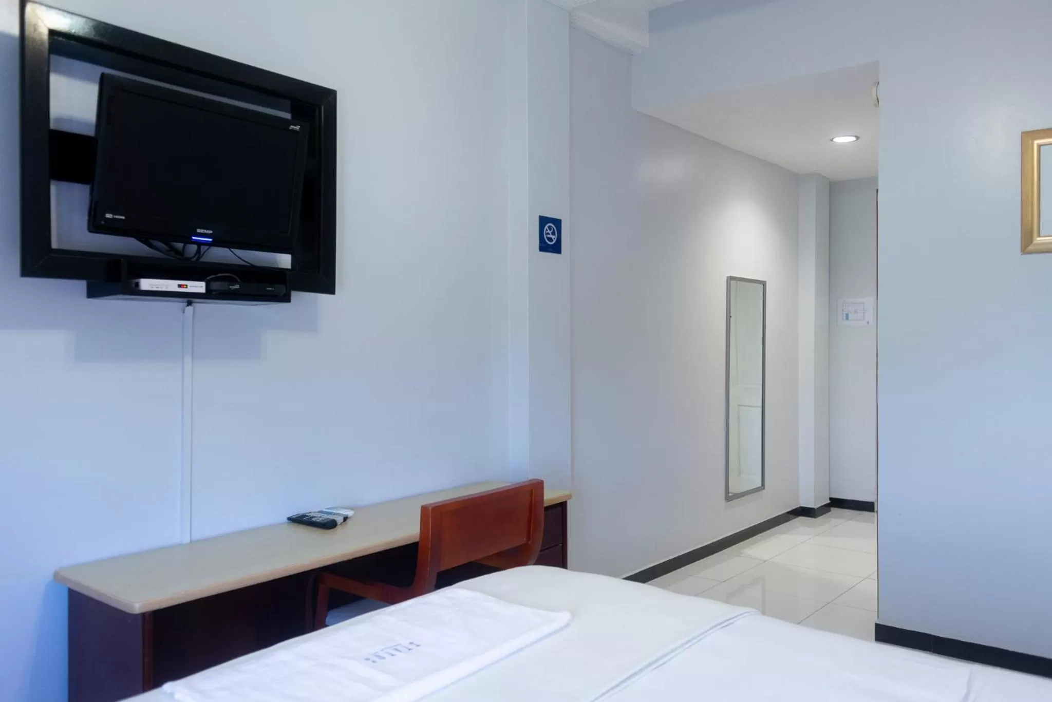 Breakfast, TV/Entertainment Center in Status International Hotel