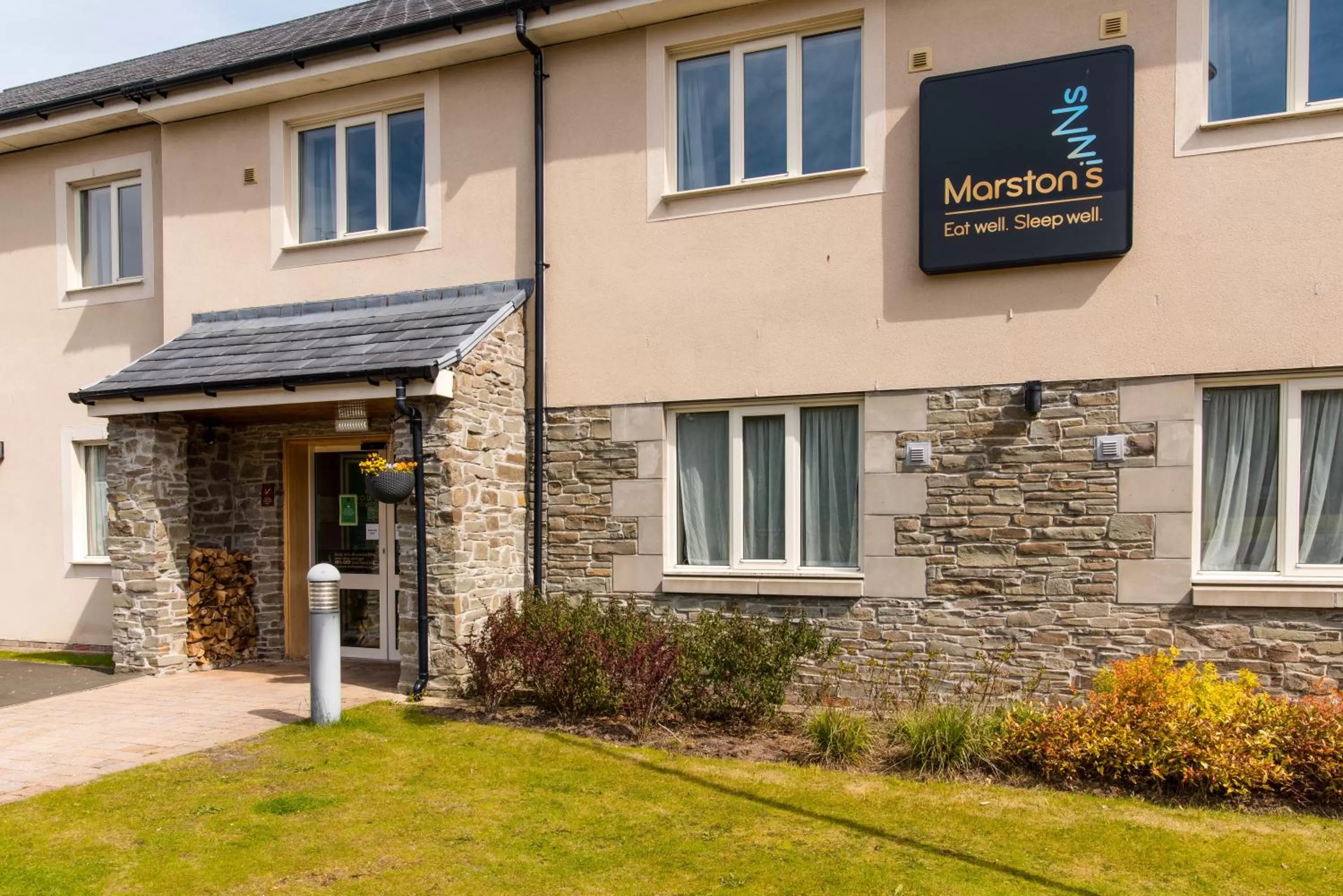 Property building in Queen of the Loch, Balloch by Marston's Inns