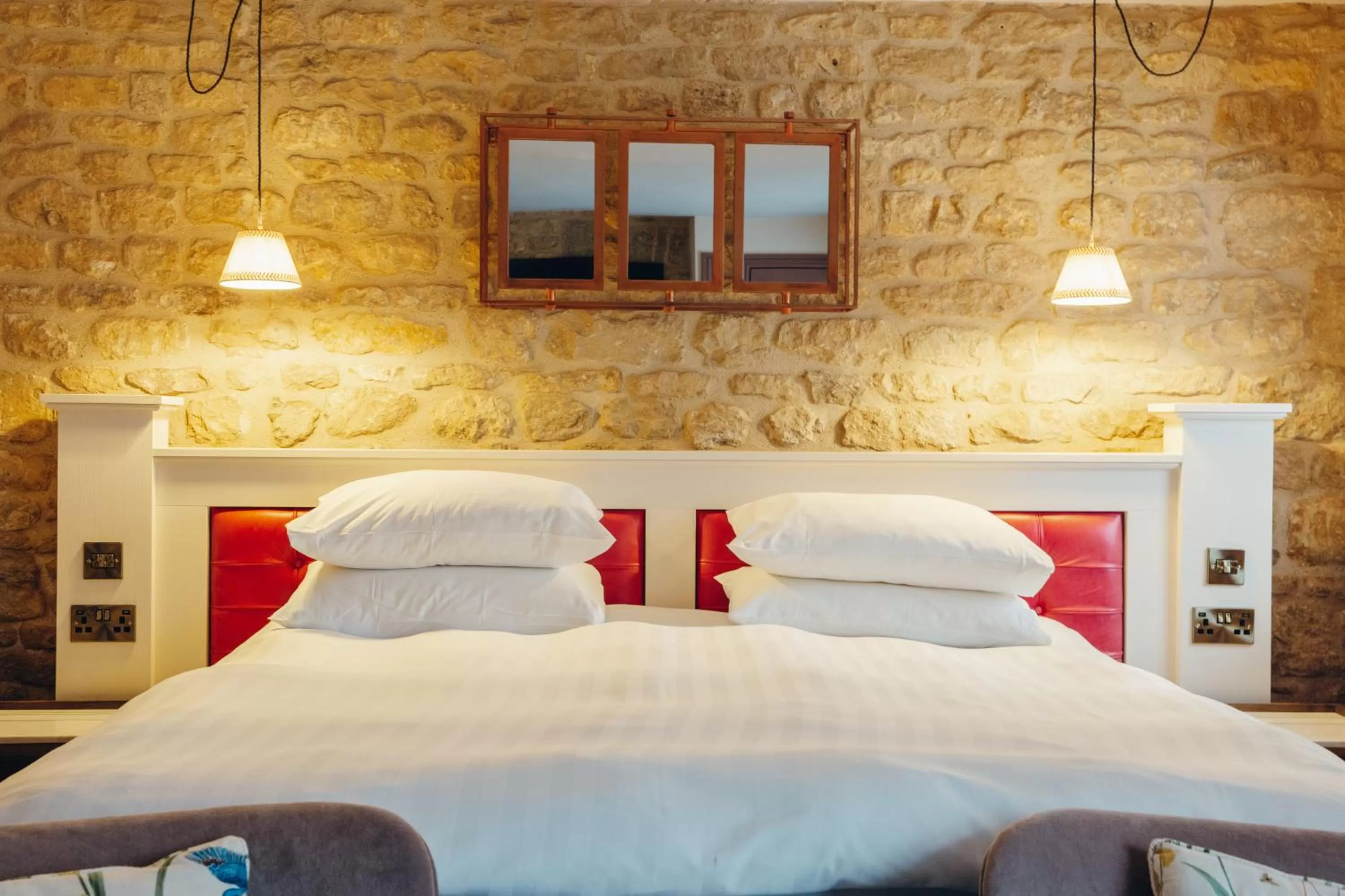 Bedroom, Bed in Crown Hotel