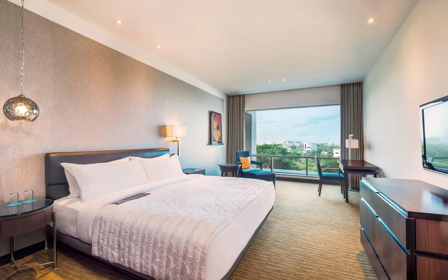 Bedroom, Bed in Le Meridien Nagpur