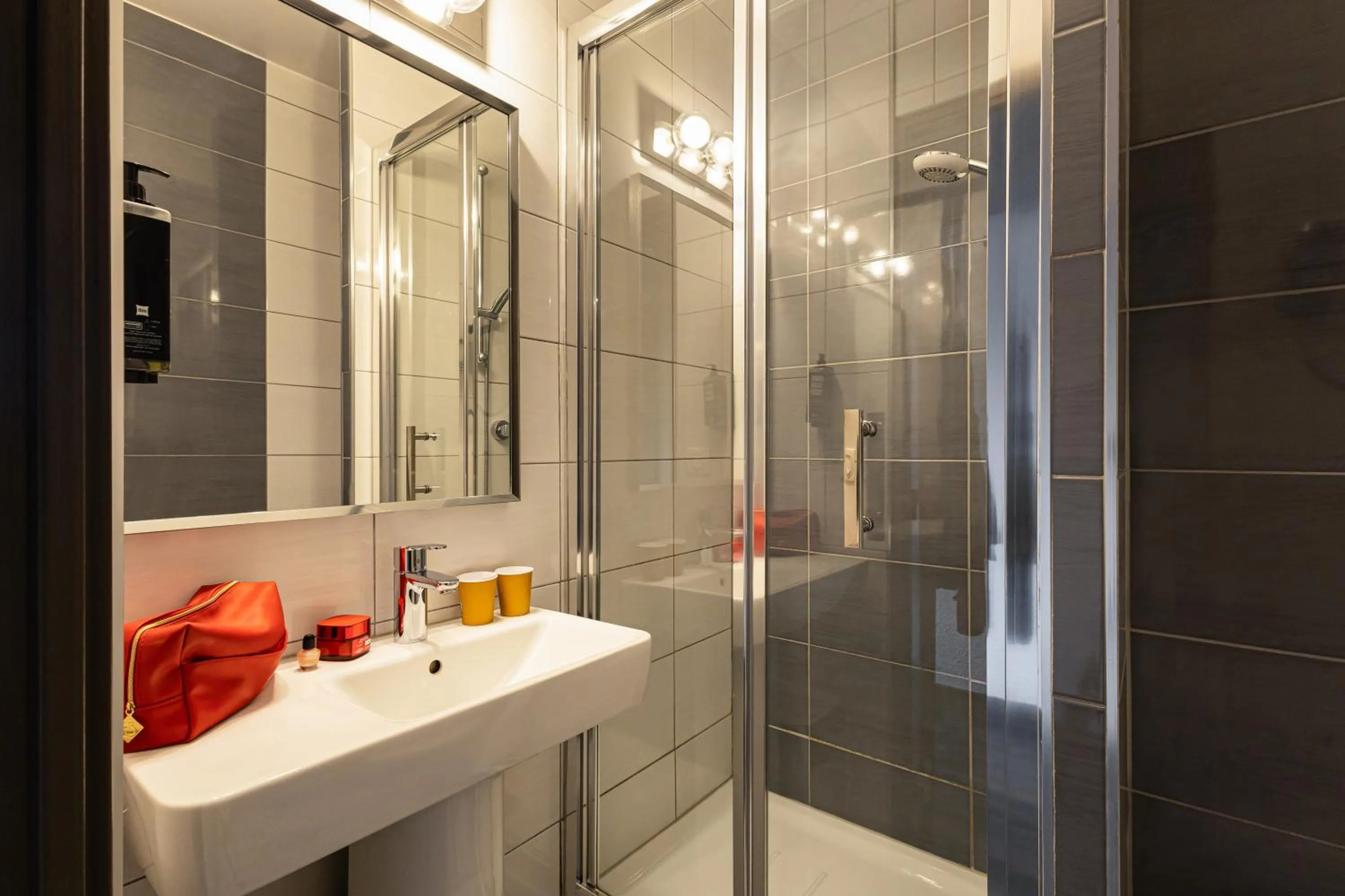 Bathroom in ibis Styles Saint-Quentin