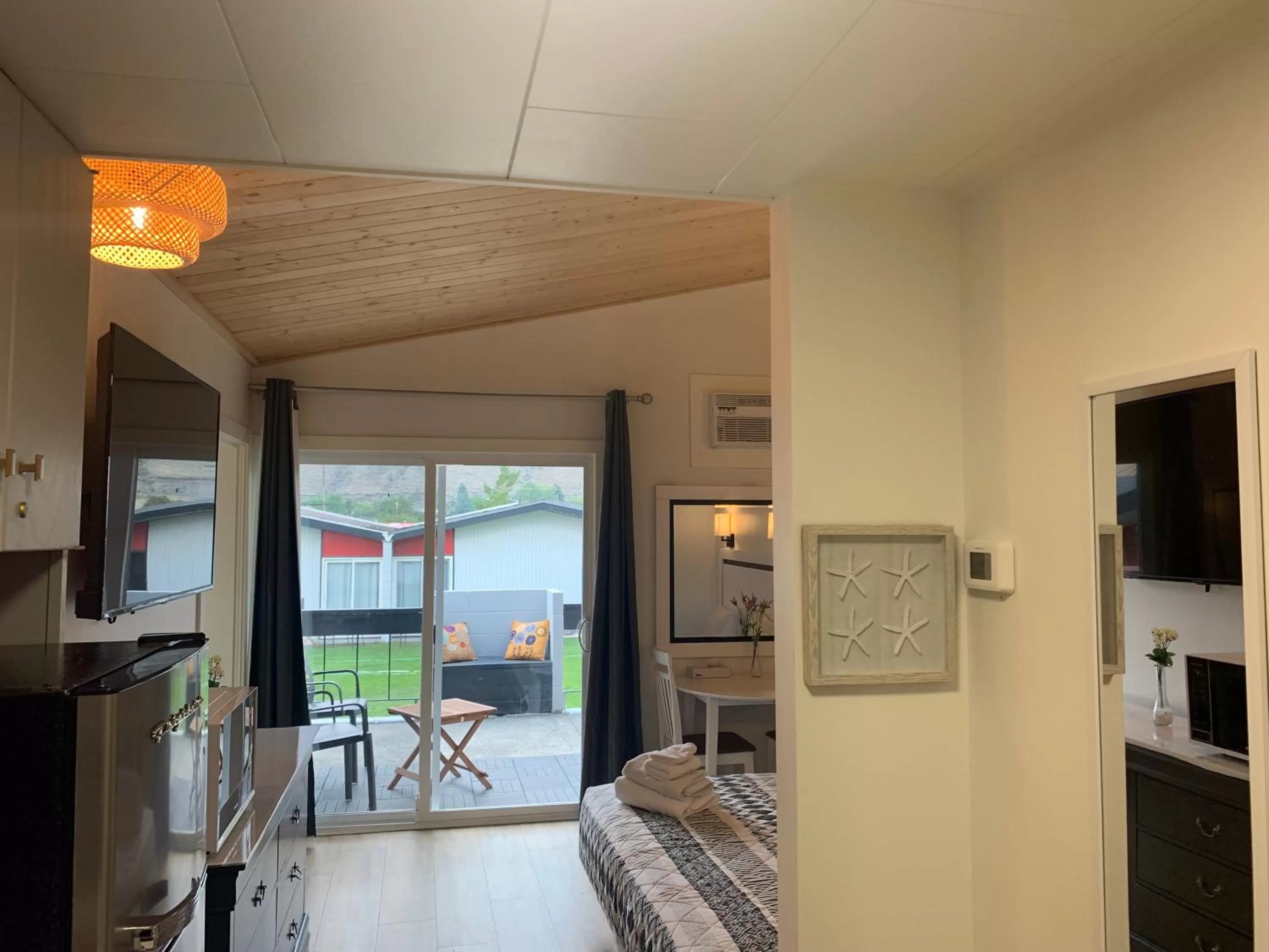 TV and multimedia in Destination Inn Cache Creek