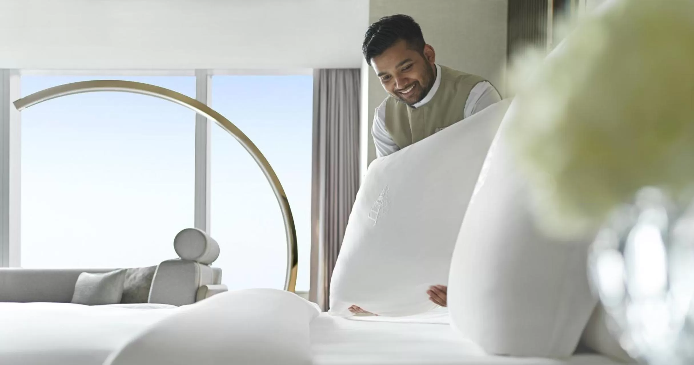 room service, Bed in Four Seasons Hotel Riyadh