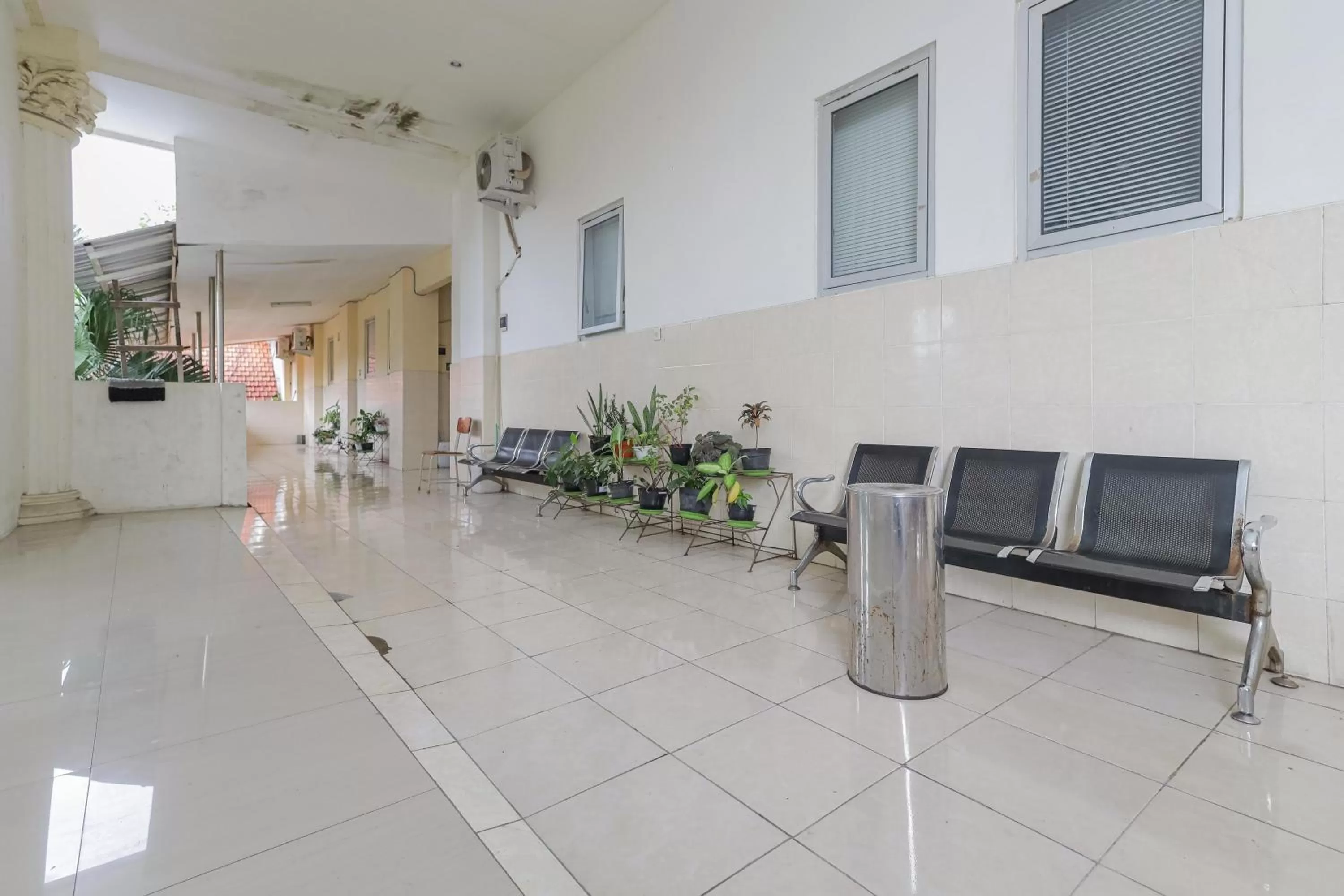 Seating area in RedDoorz Syariah @ Klojen Malang