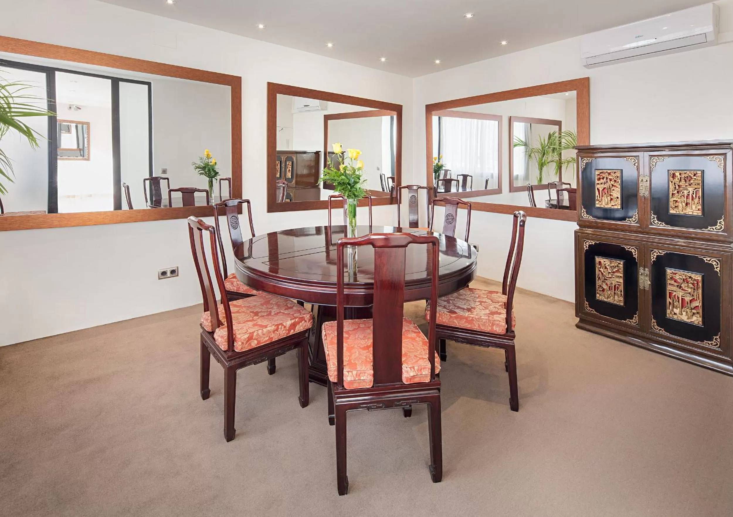 Communal lounge/ TV room in Hotel Roger de Llúria