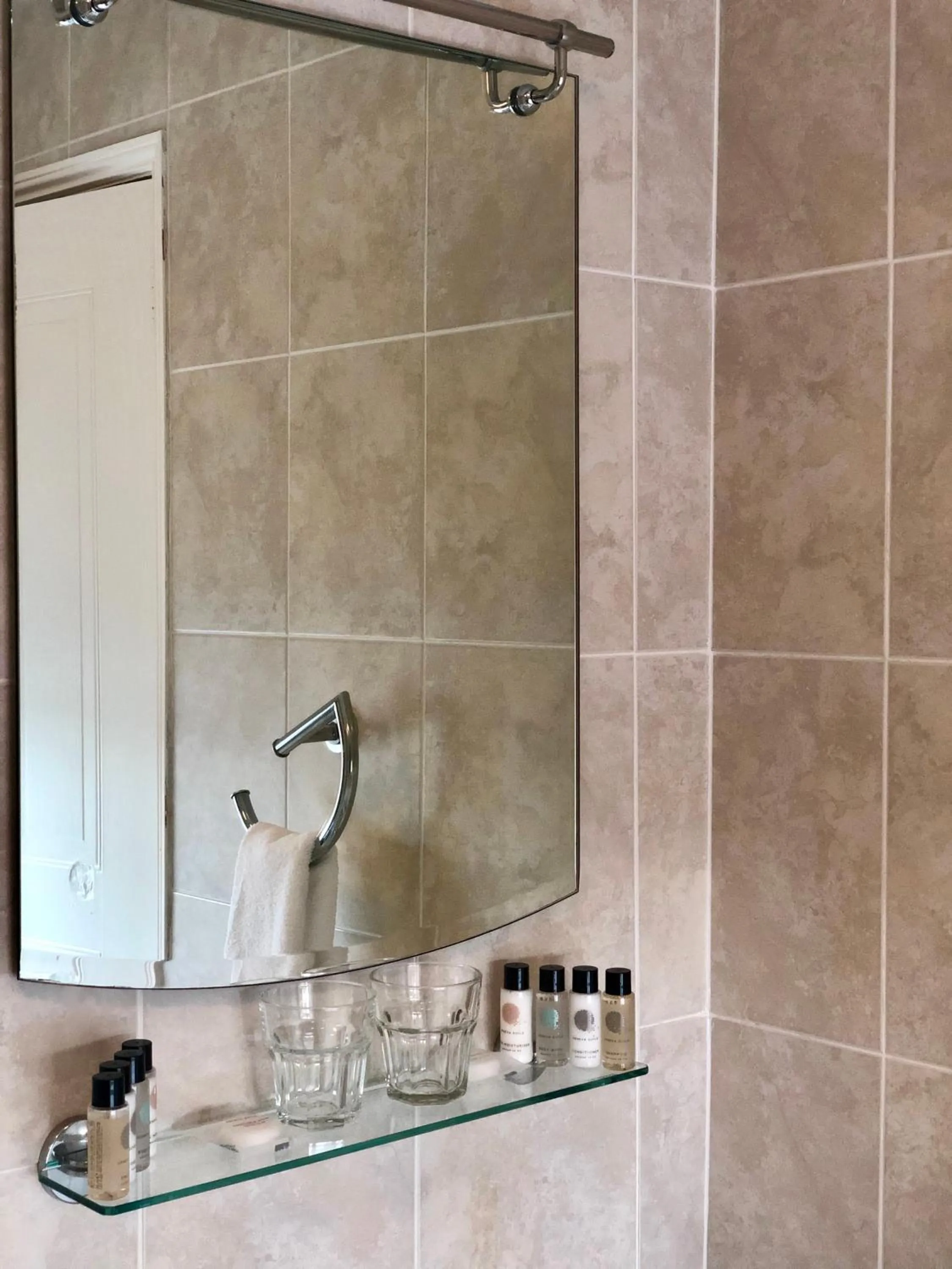 Bathroom in Hardwick Arms Hotel