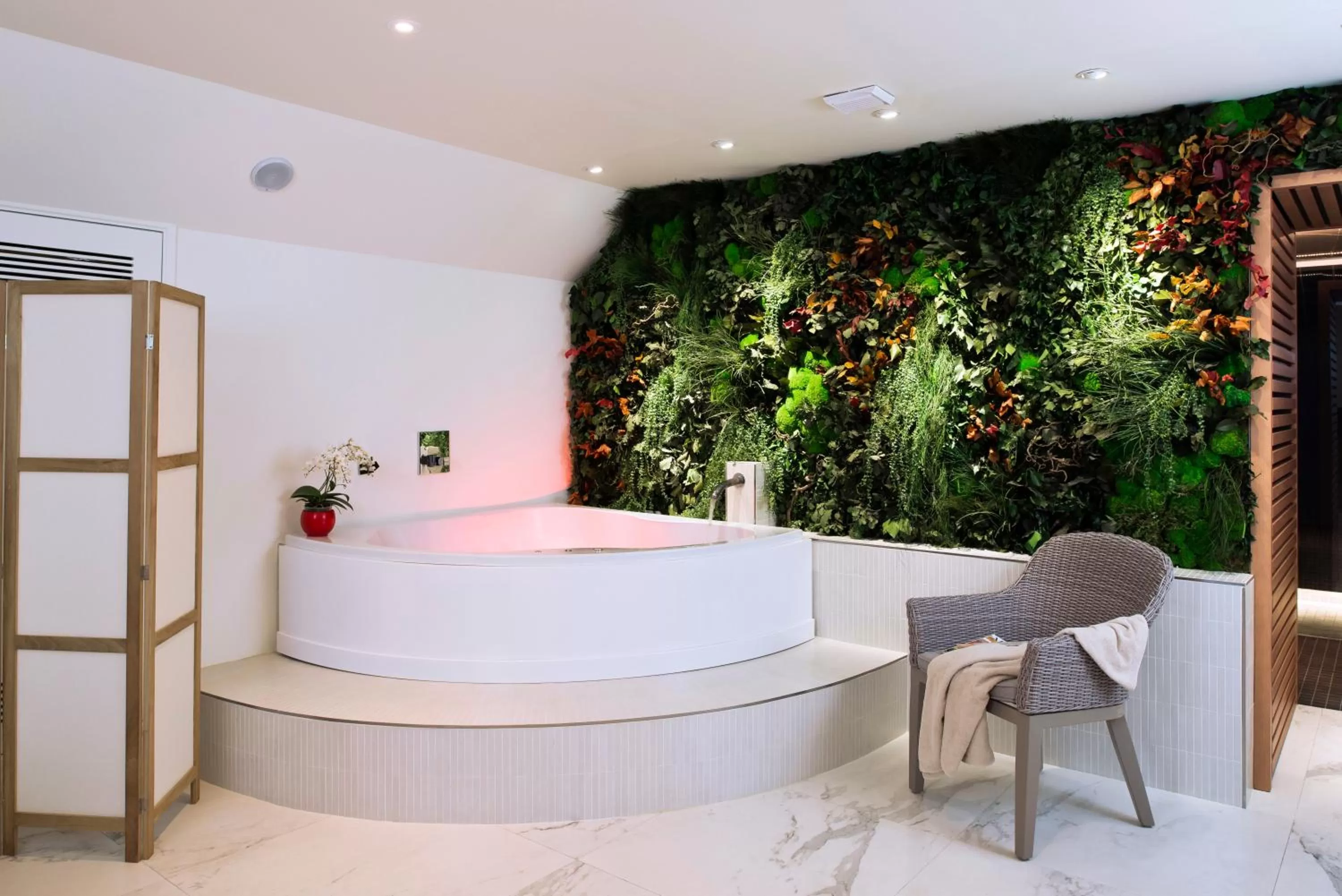 Hot Tub in Hôtel Saint-Pétersbourg Opéra & Spa