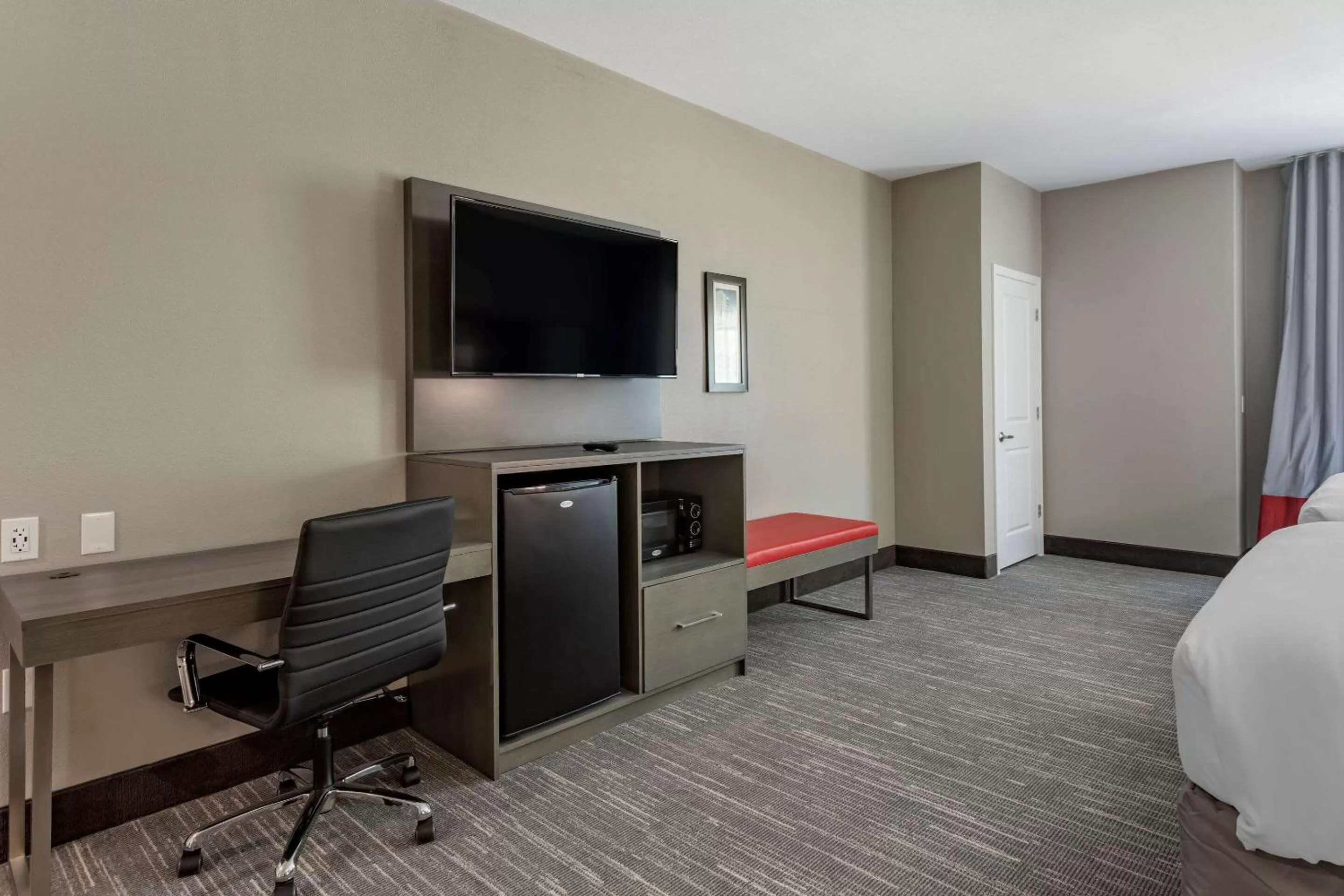 TV and multimedia, Bed in Comfort Inn & Suites