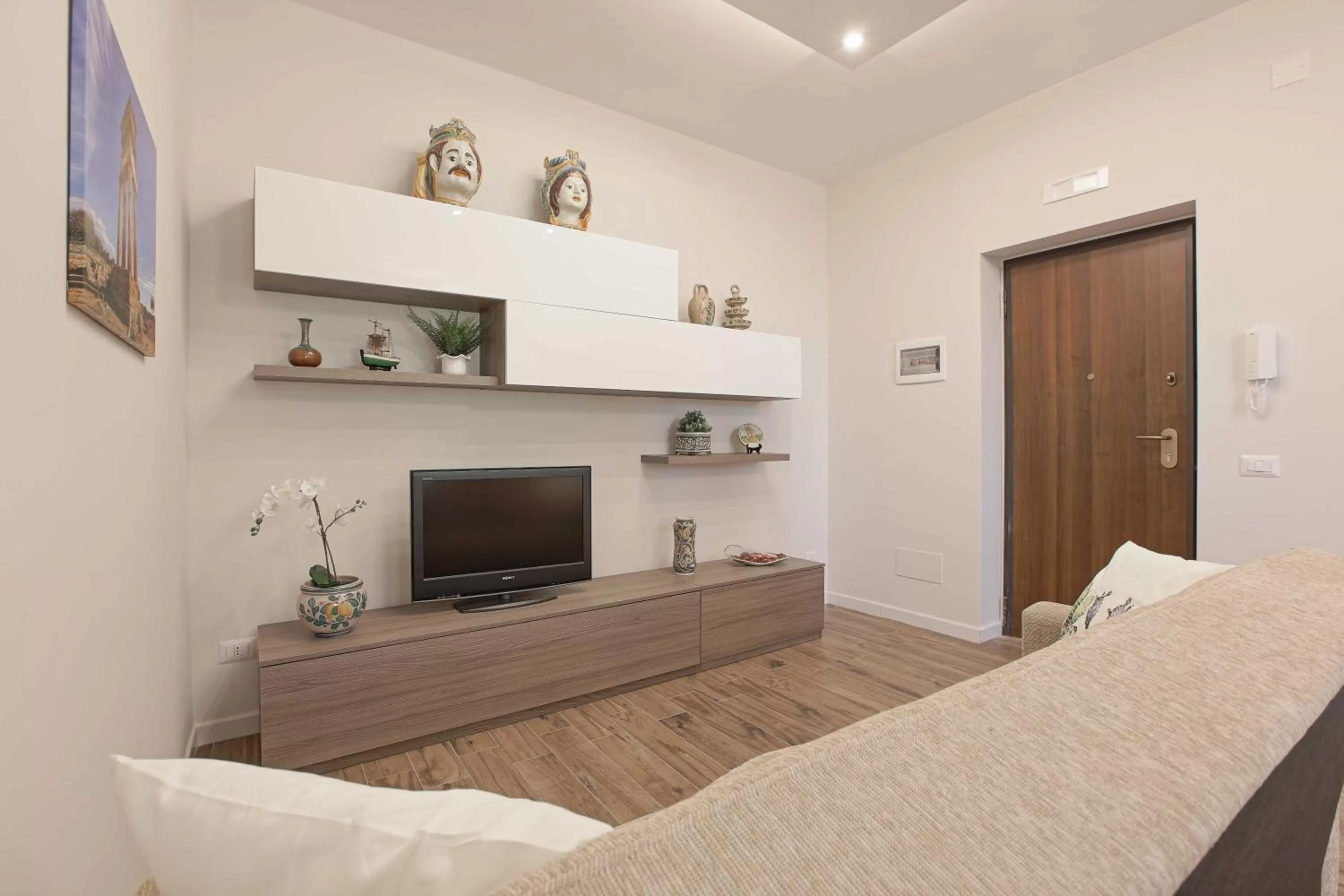 Communal lounge/ TV room in Esseneto Rooms