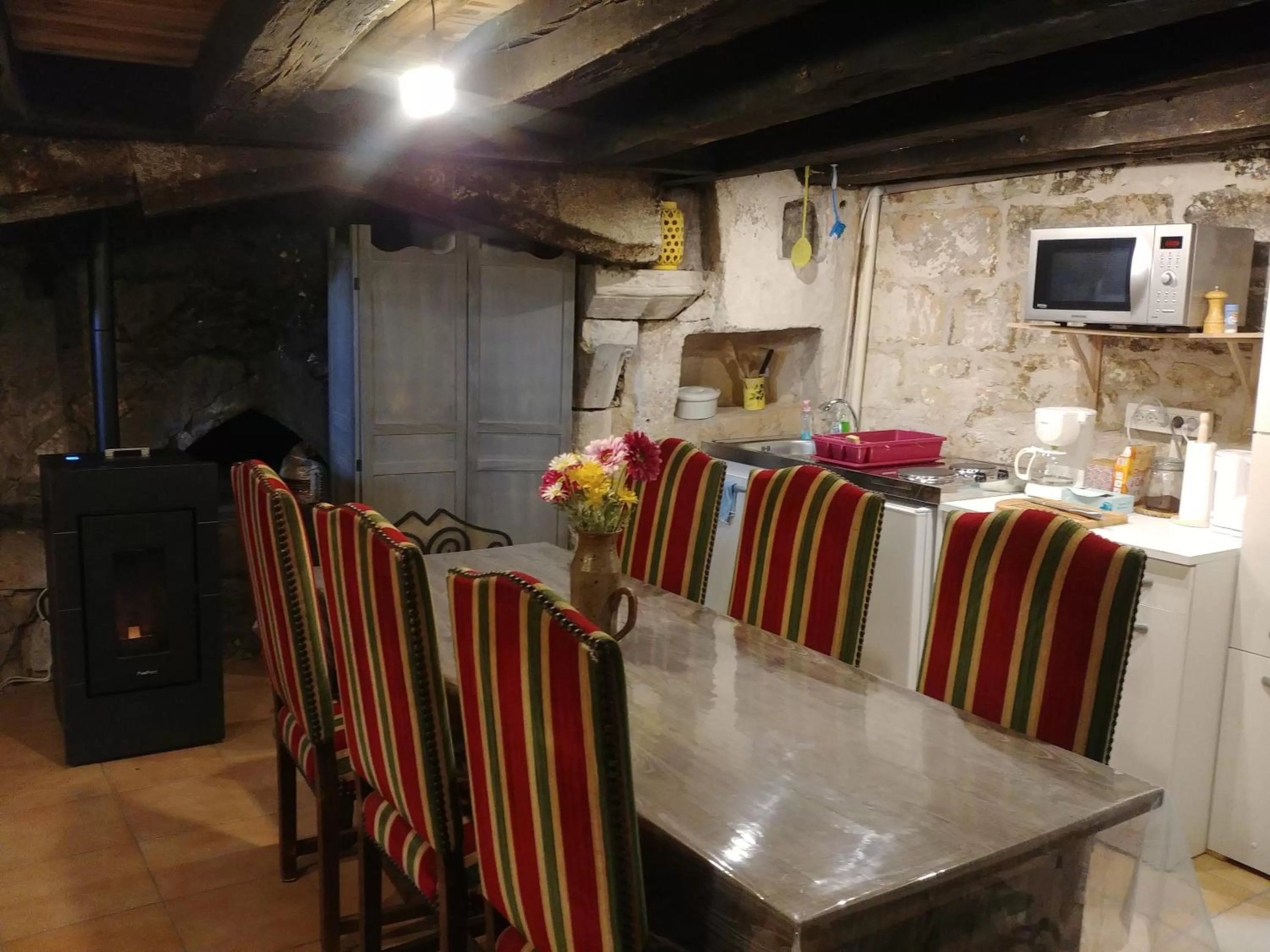 Living room, Restaurant/Places to Eat in Manoir Le Cristal - Futuroscope a petit prix , grandes chambres familiales 5-6 personnes ,