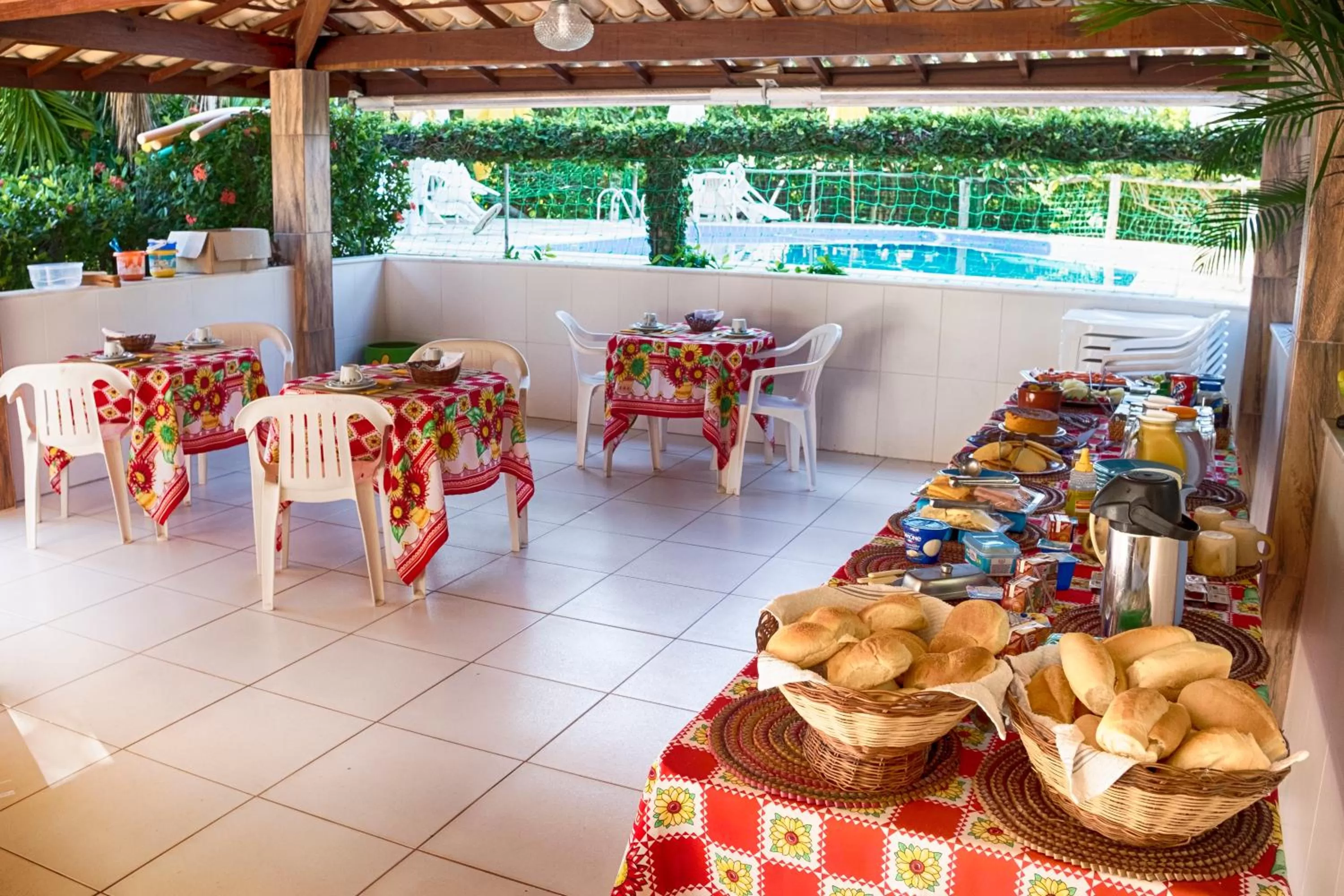 Restaurant/places to eat in Pousada Ipitanga IV