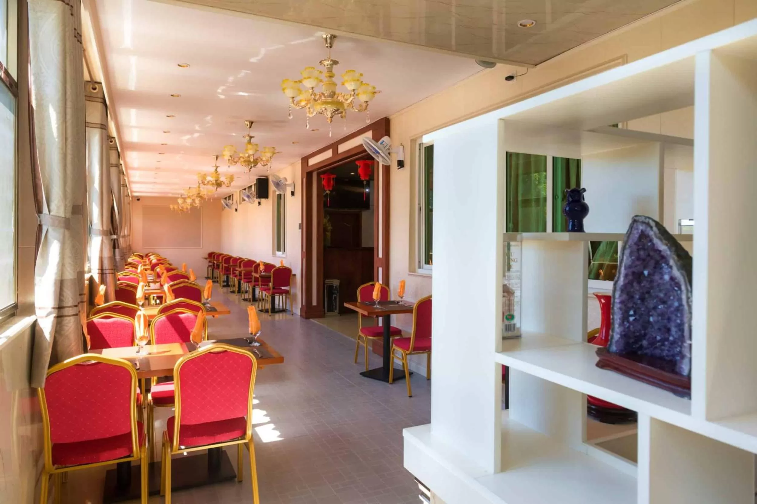 Restaurant/places to eat in Riverside Hotel