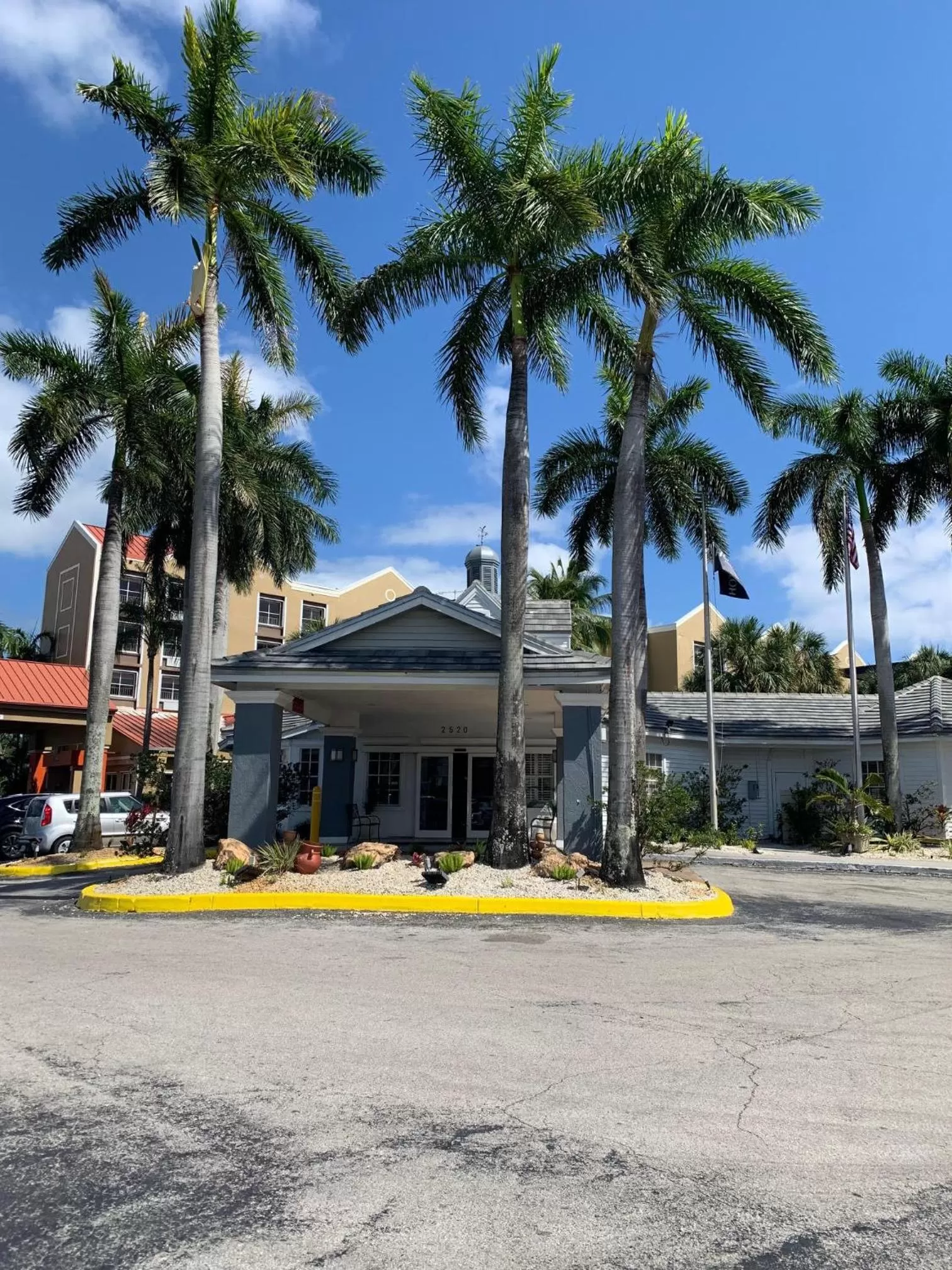 Property building in Hotolos Hollywood