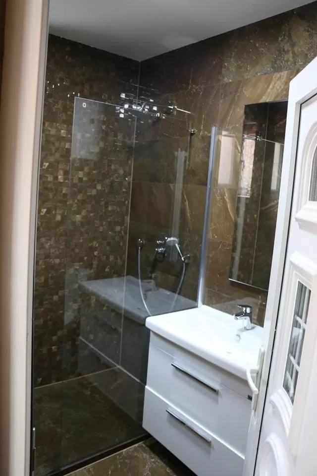 Shower in Hotel Begolli