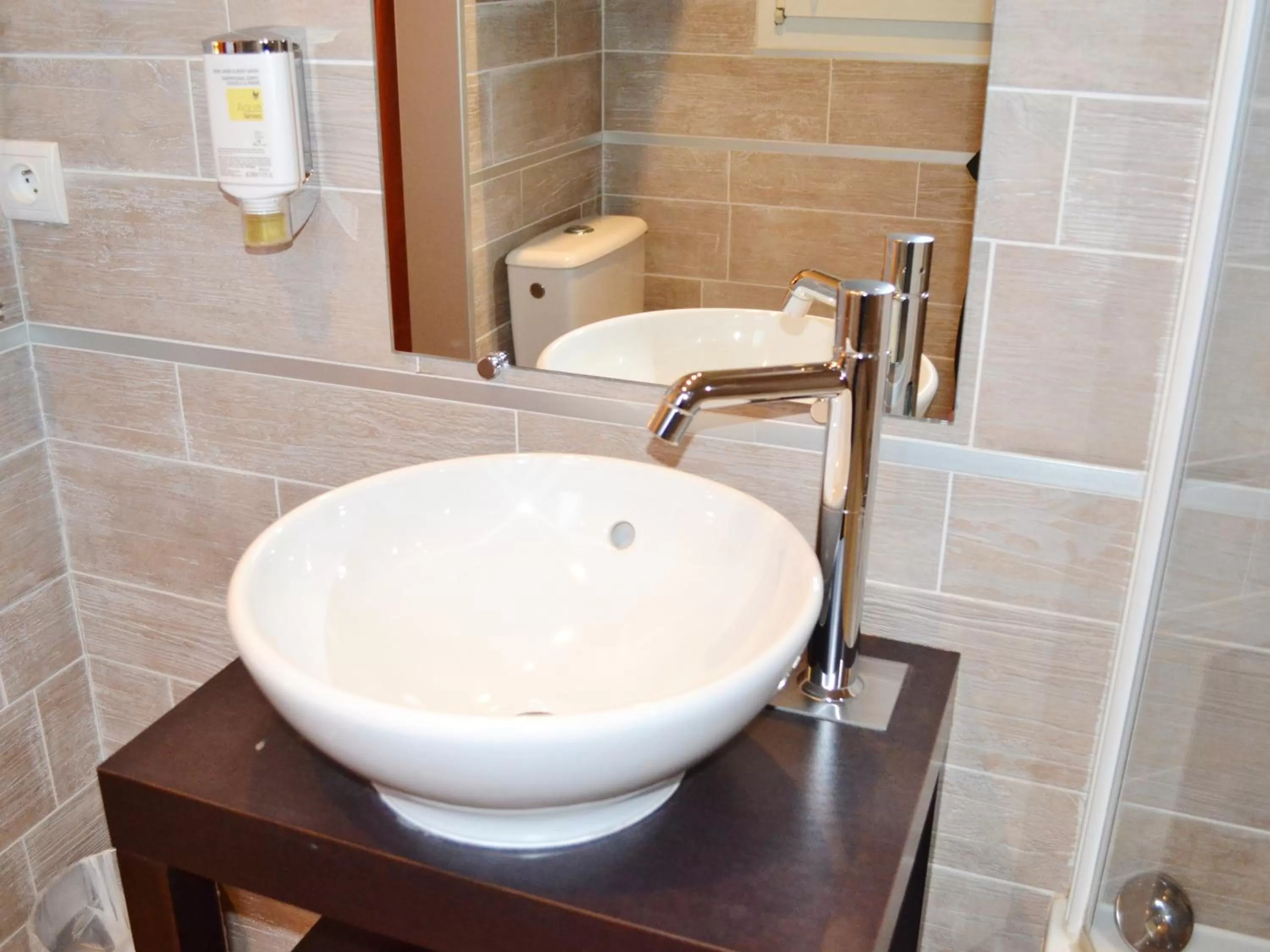 Bathroom in Hôtel de l'Exposition - Tour Eiffel