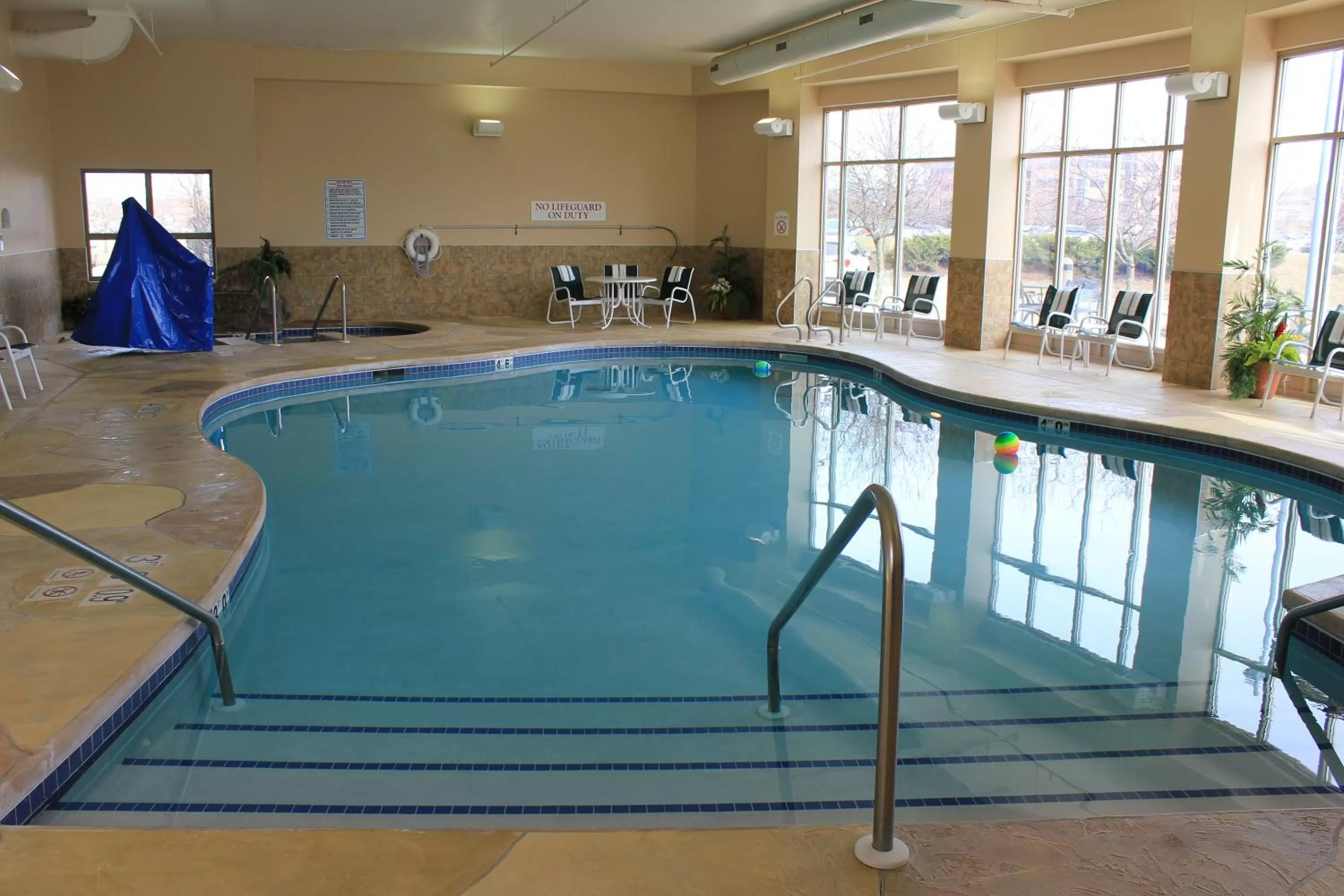 Swimming pool in Holiday Inn Madison at The American Center by IHG