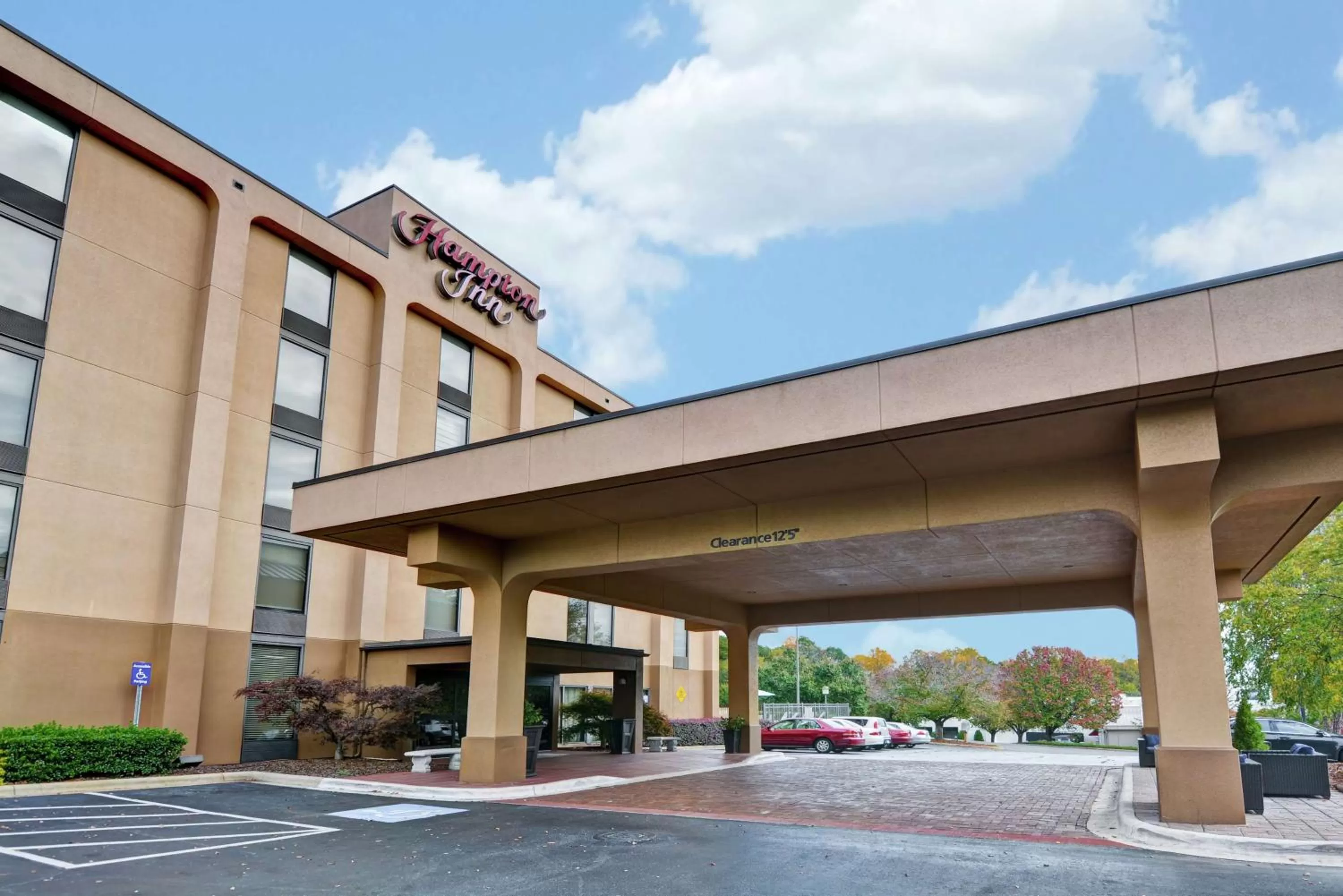 Property building in Hampton Inn Charlotte-Gastonia
