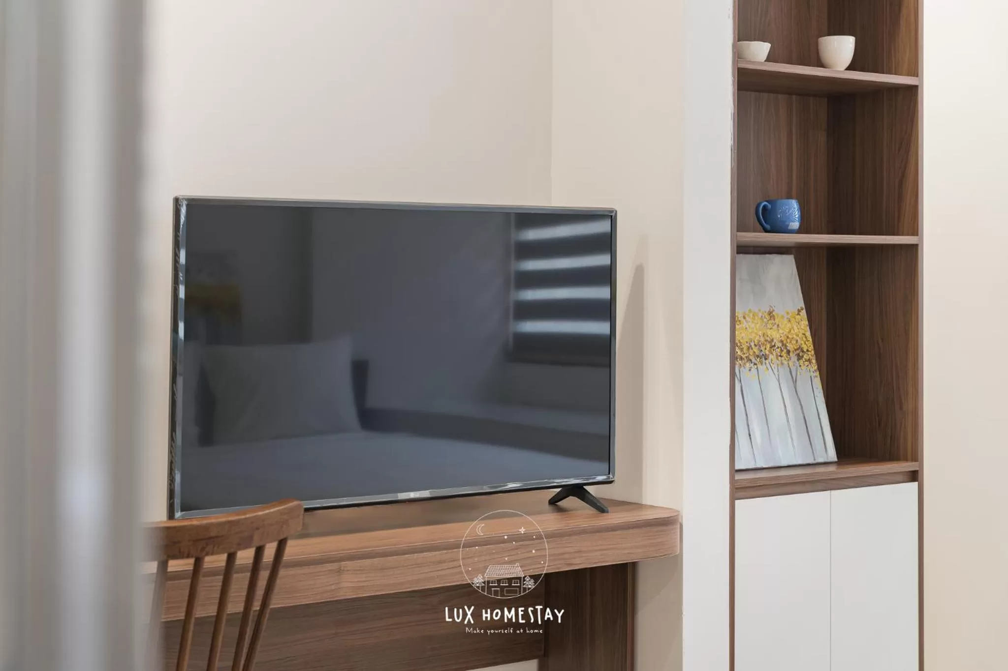 Communal lounge/ TV room in Lux Westlake Studio