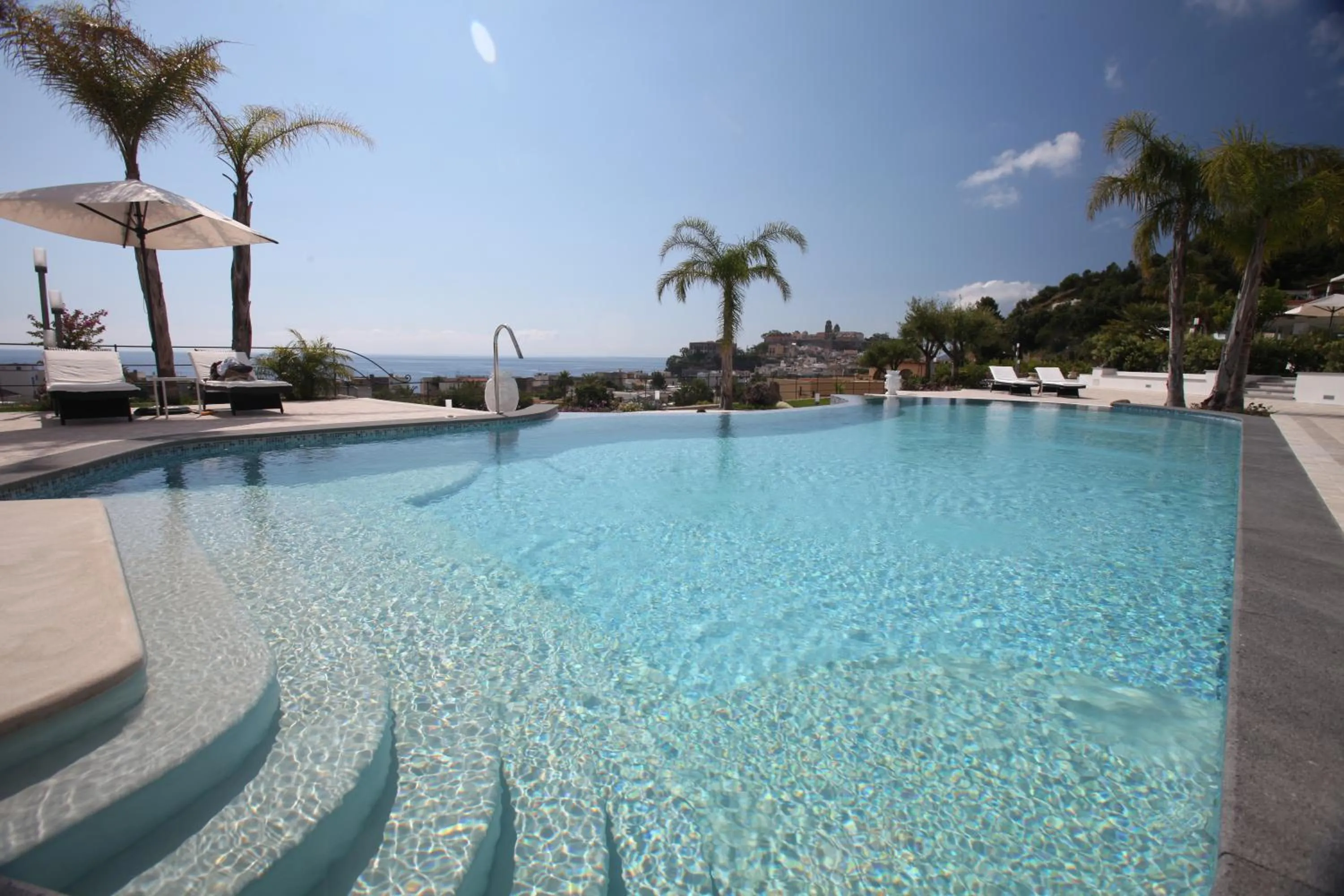 Swimming pool in Hotel Mea - Aeolian Charme