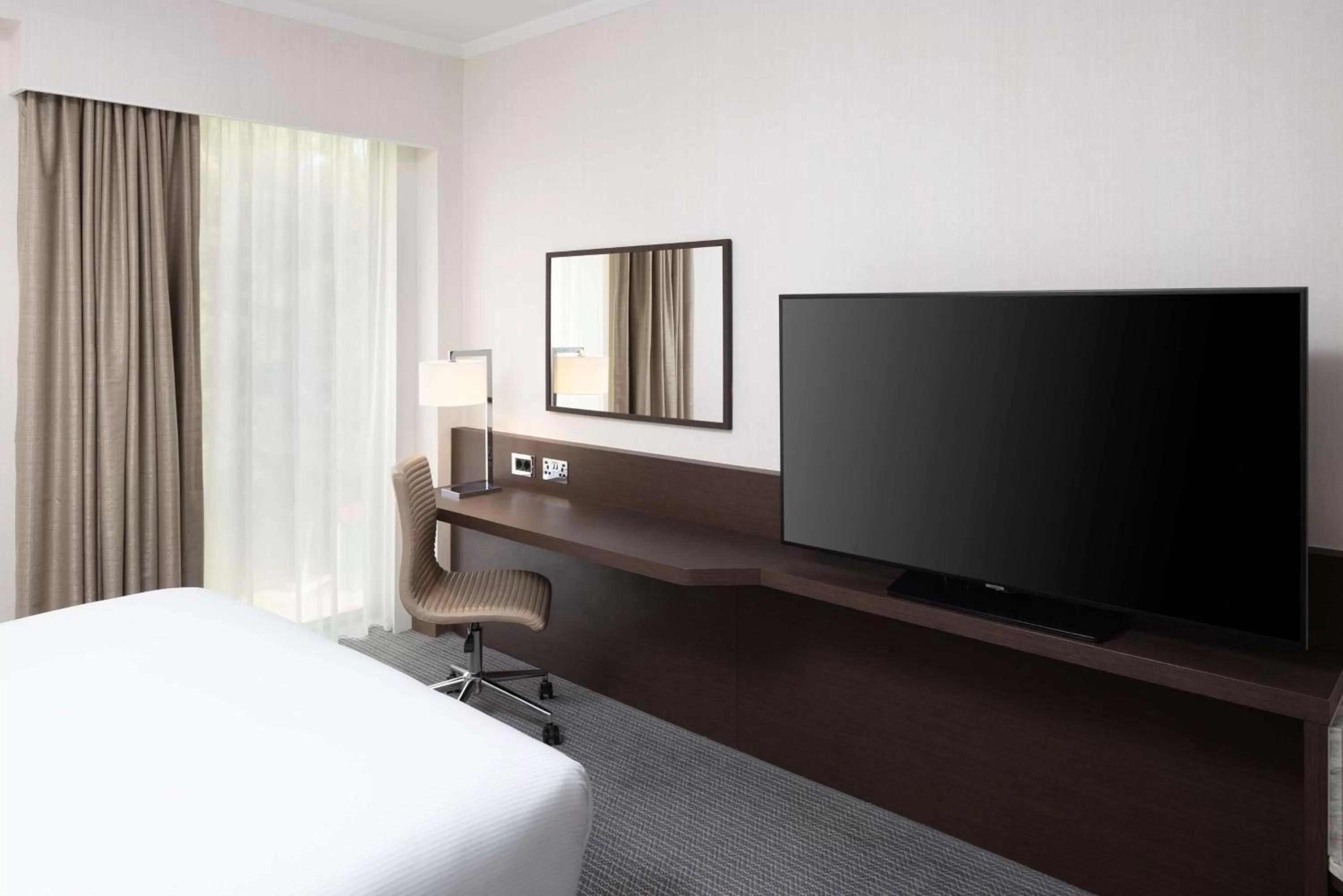 Bedroom, Bed in Hilton London Gatwick Airport