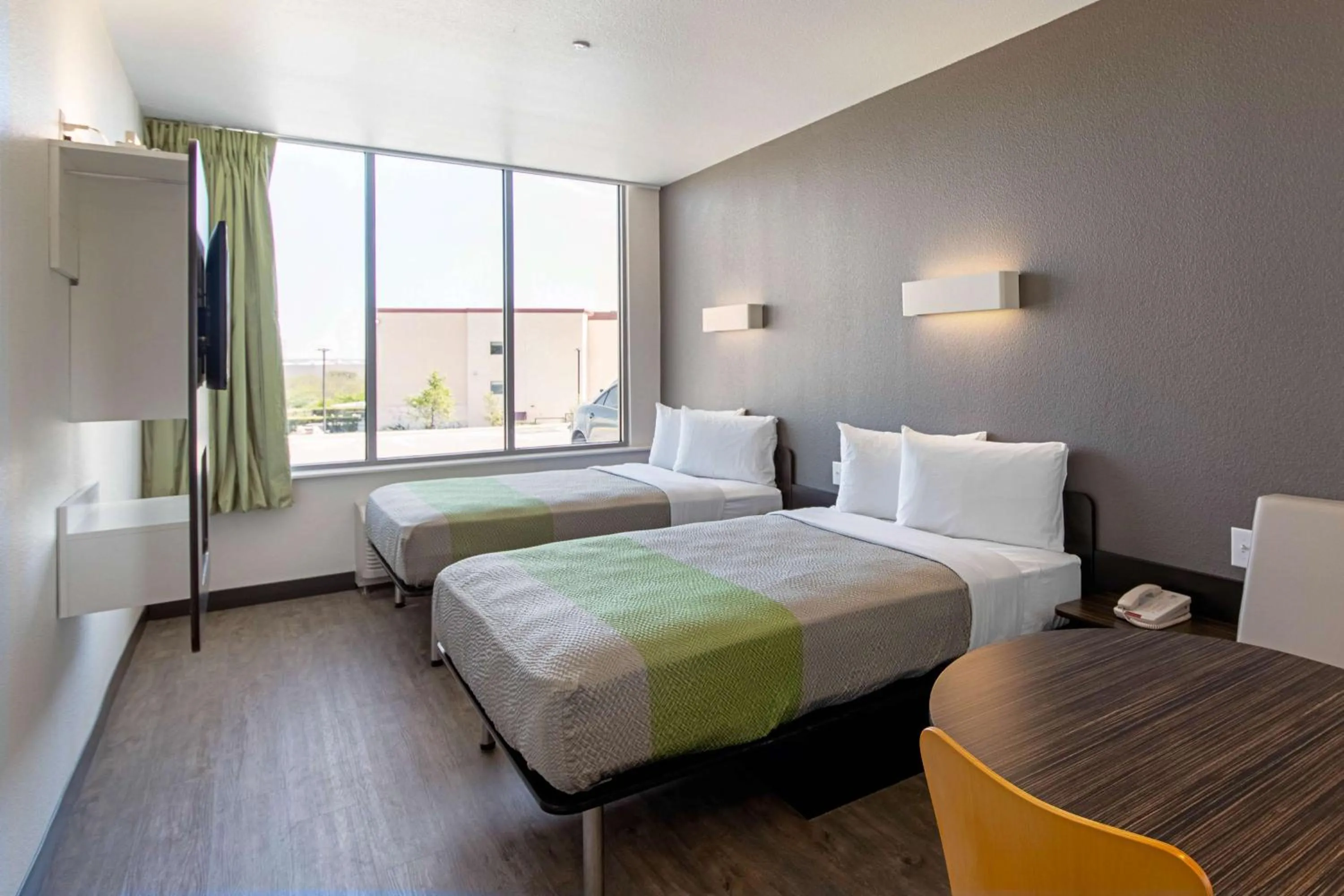 TV and multimedia, Bed in Motel 6 Austin Airport