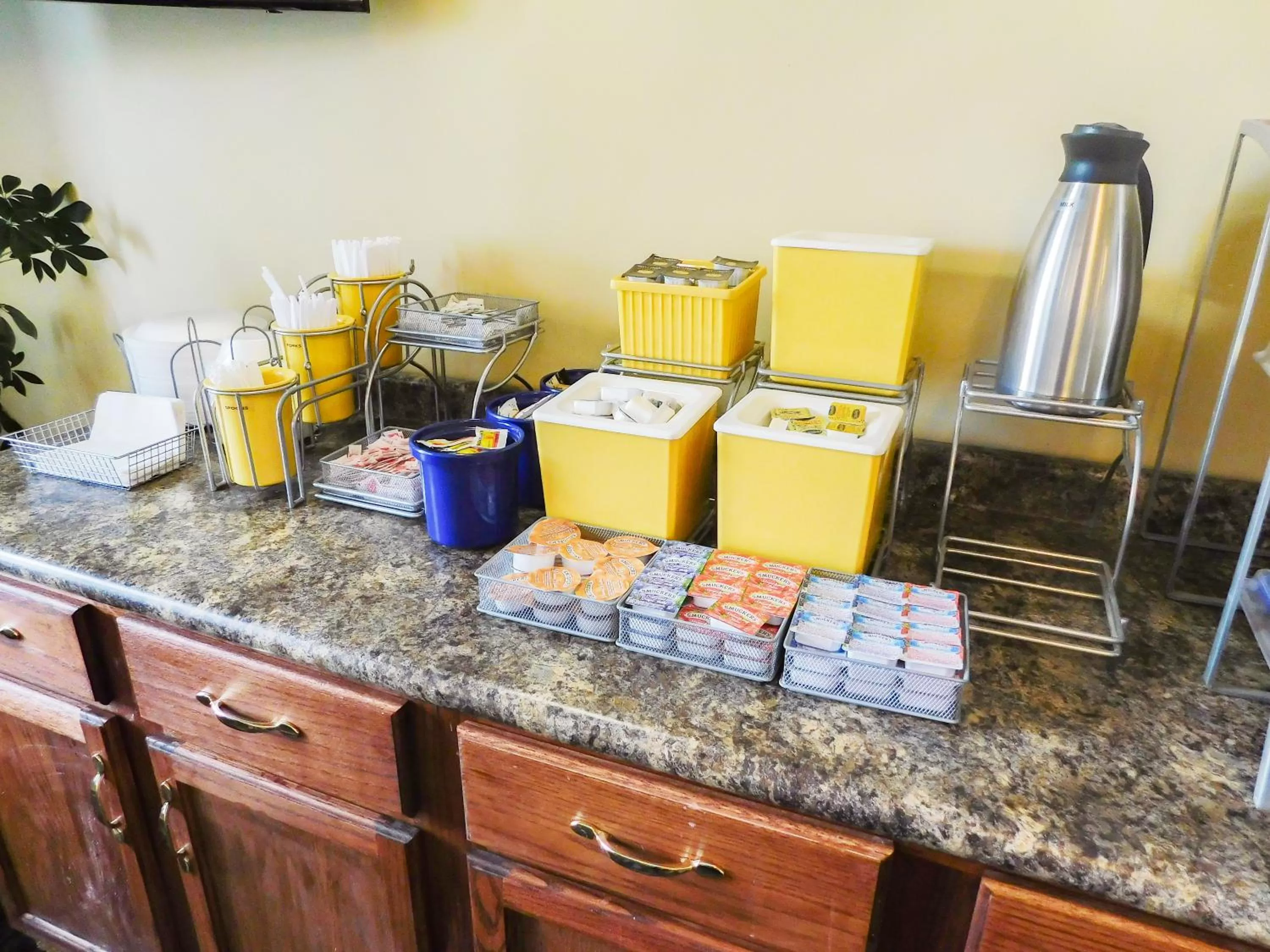 Buffet breakfast in Days Inn & Suites by Wyndham Pocahontas