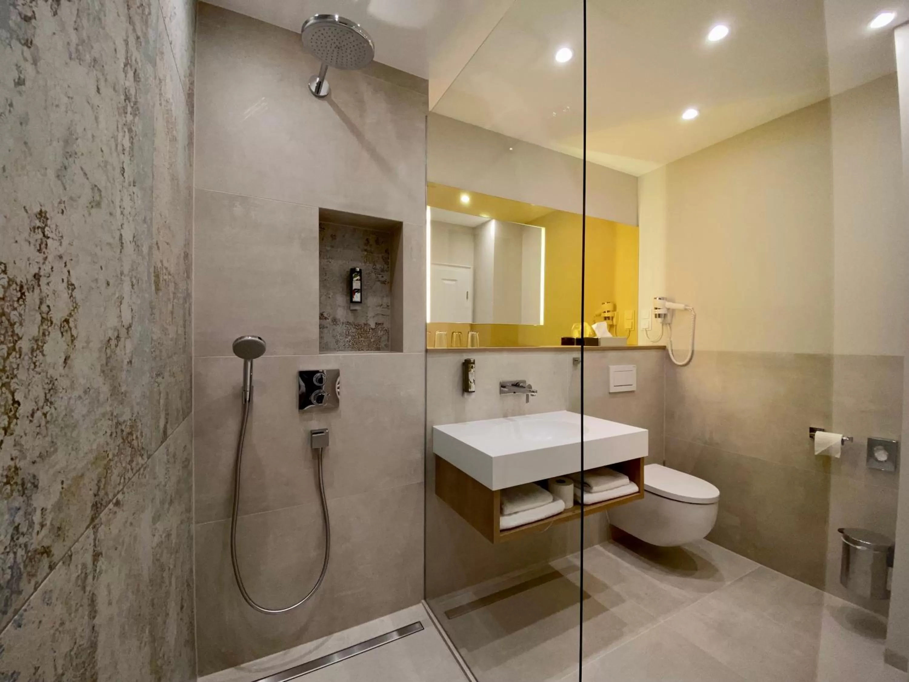 Shower in Hotel West an der Bockenheimer Warte