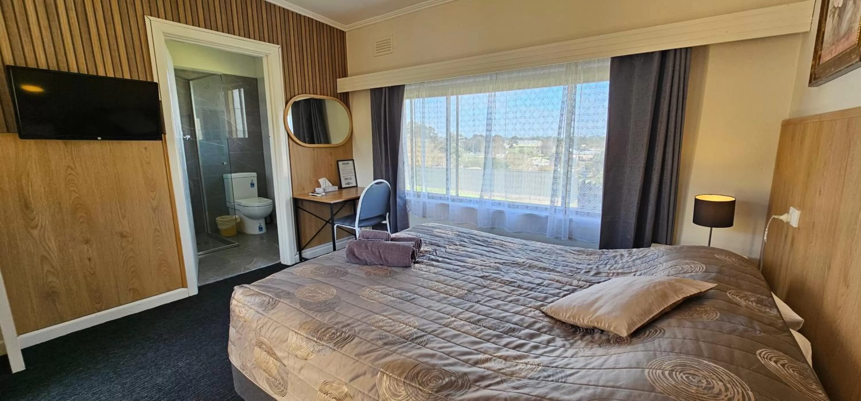 Photo of the whole room, Bed in Blue Lake Motel