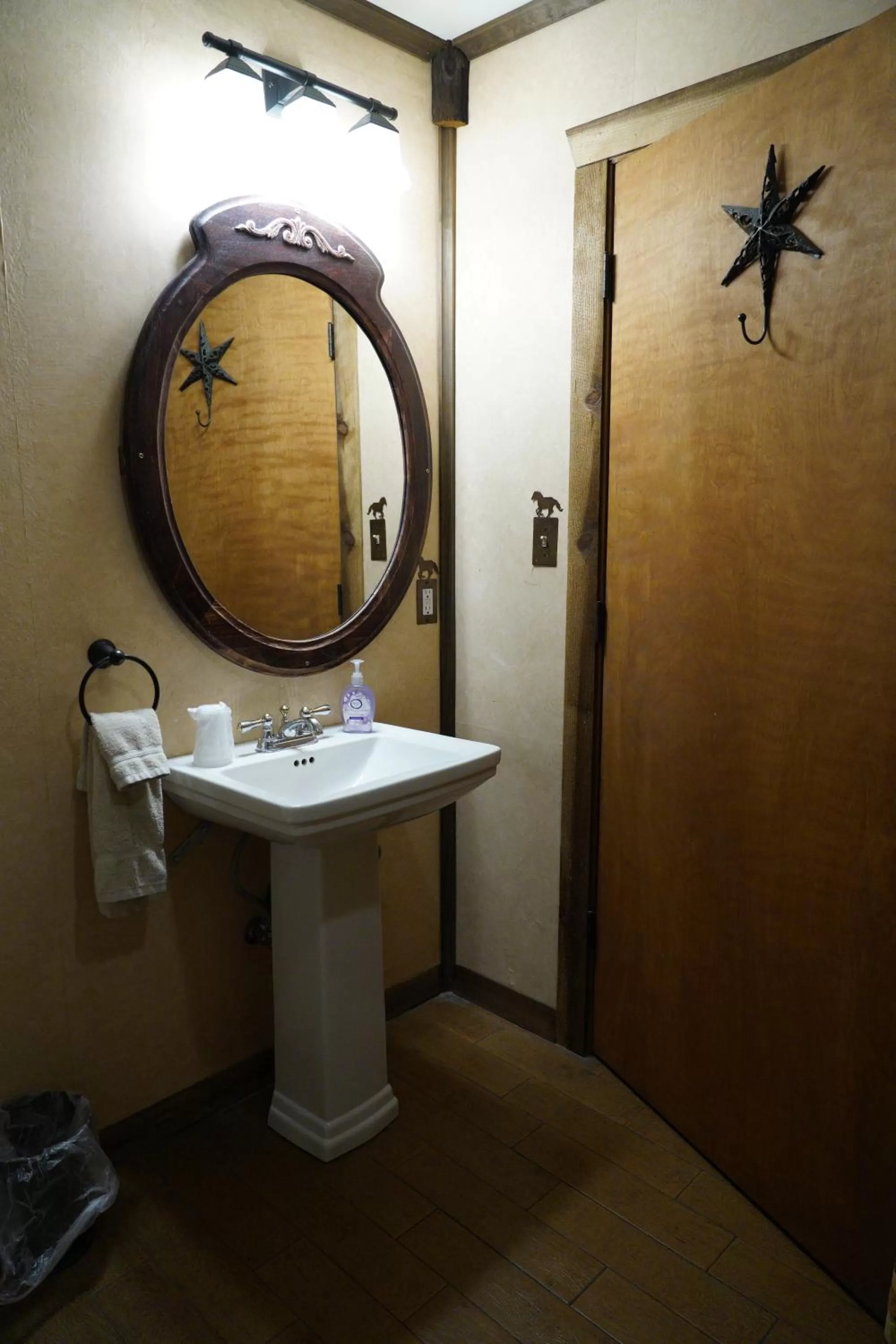 Bathroom in Hillcrest Suites & Cabins