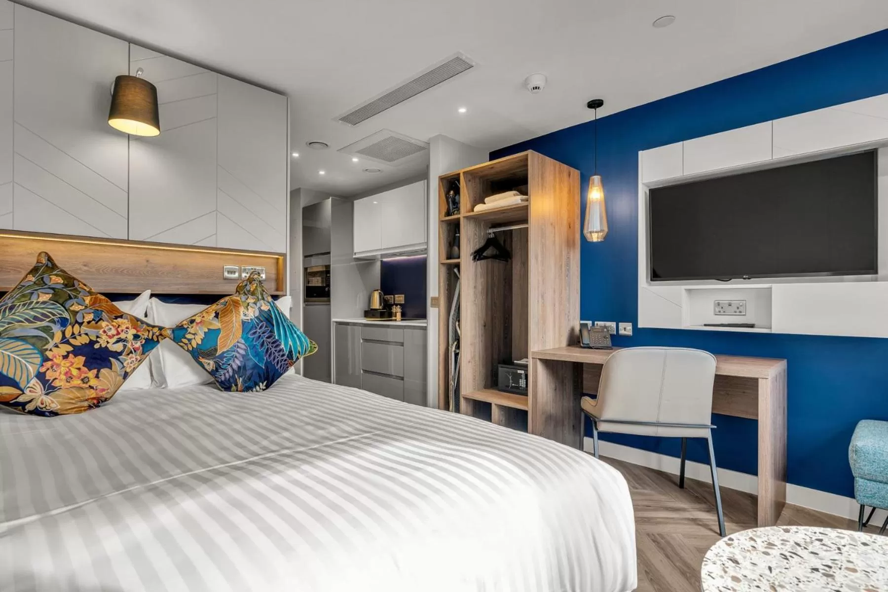 Bedroom, Bed in Roomzzz Edinburgh