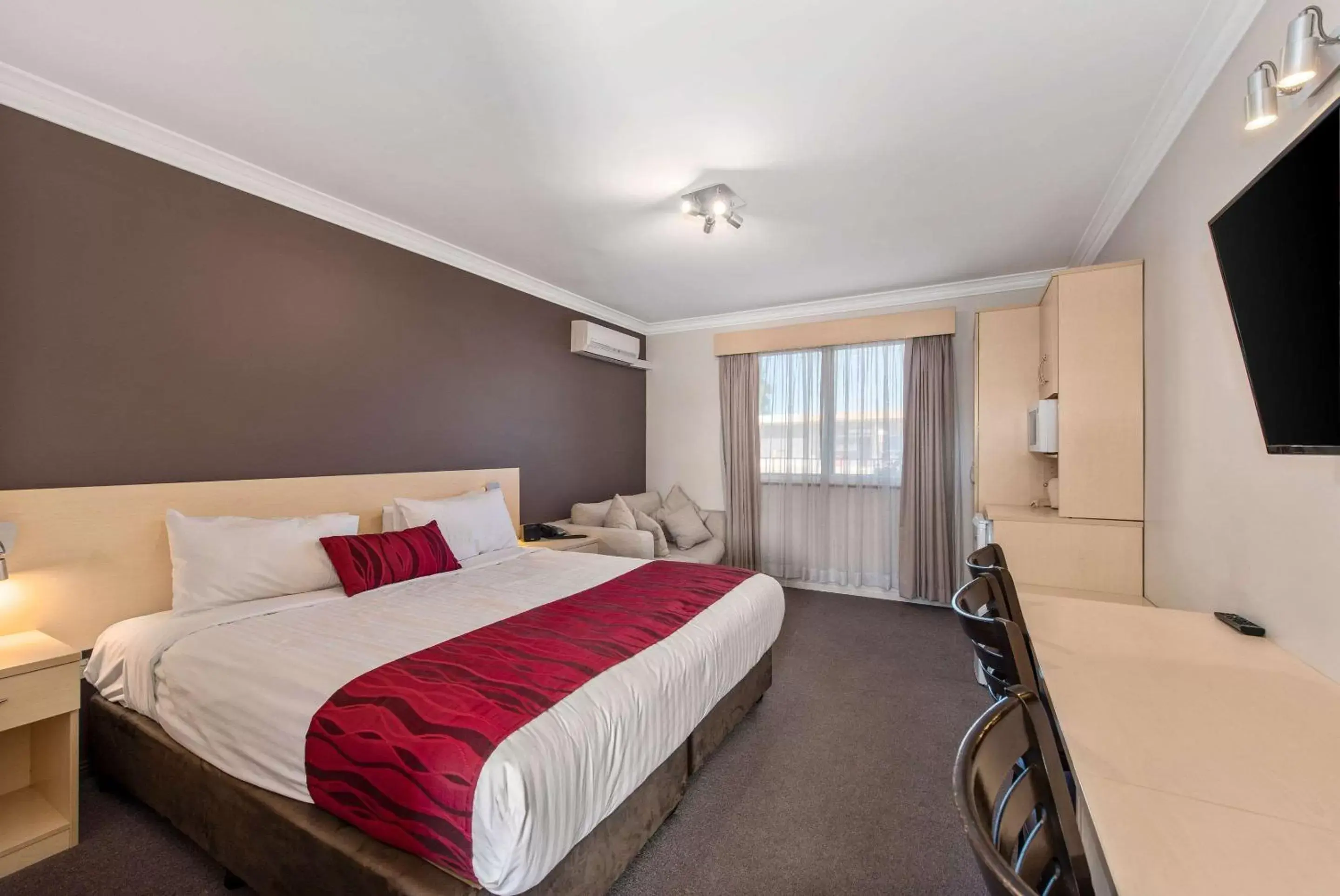 Deluxe King Room in Comfort Inn Moree Deluxe King Room in Comfort Inn Moree