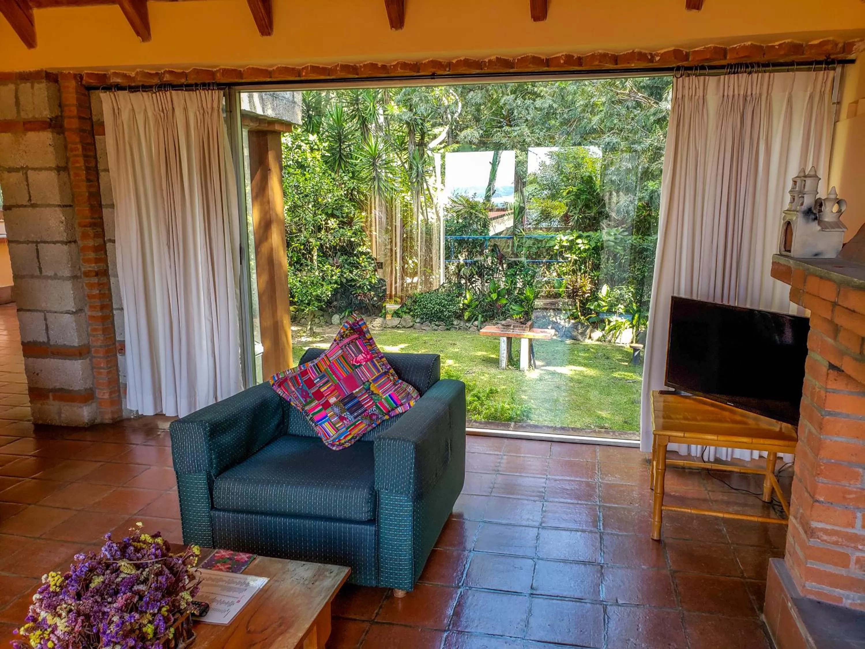 TV and multimedia in Hotel San Buenaventura de Atitlán