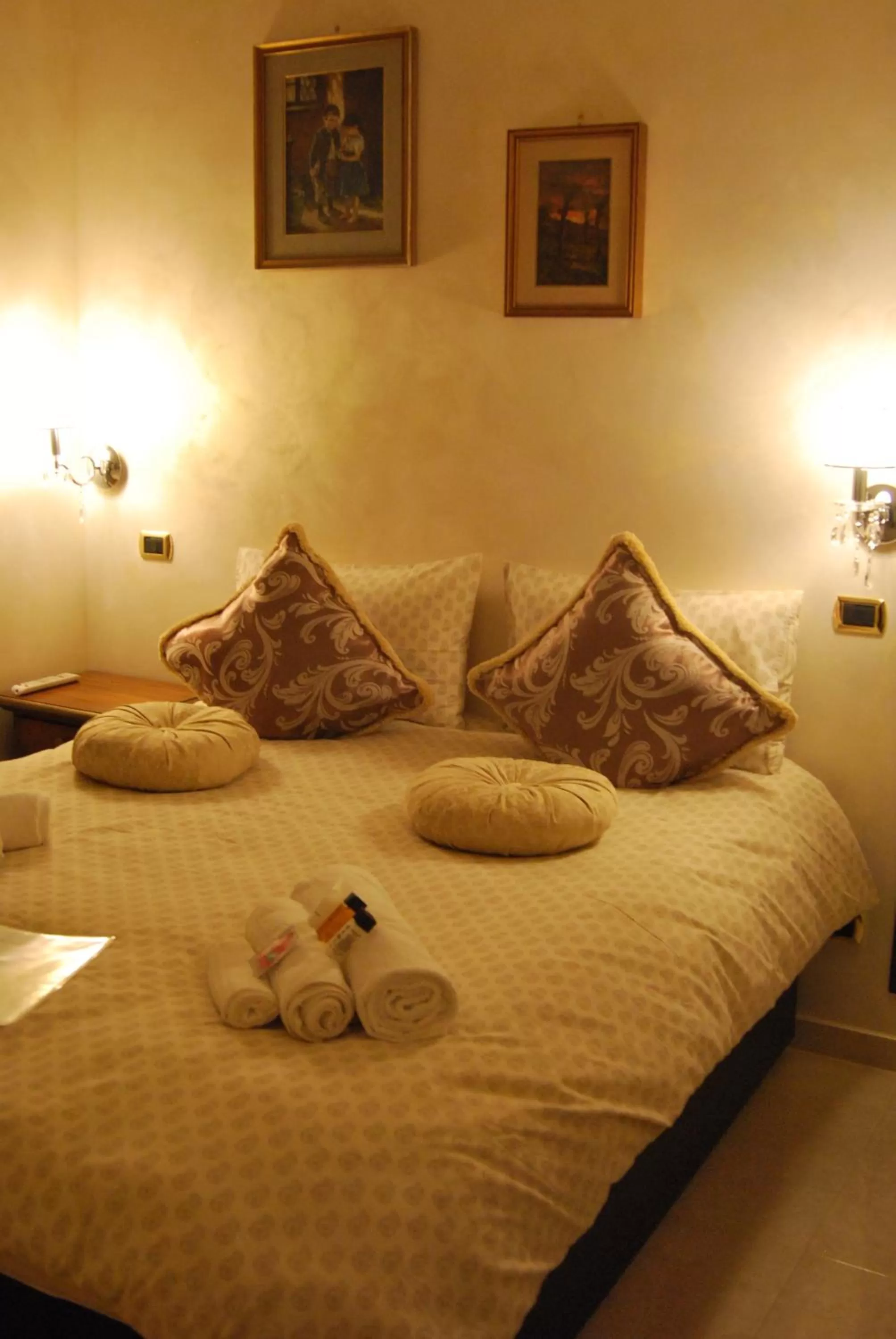 Decorative detail, Bed in B&B Roma Royal Residence