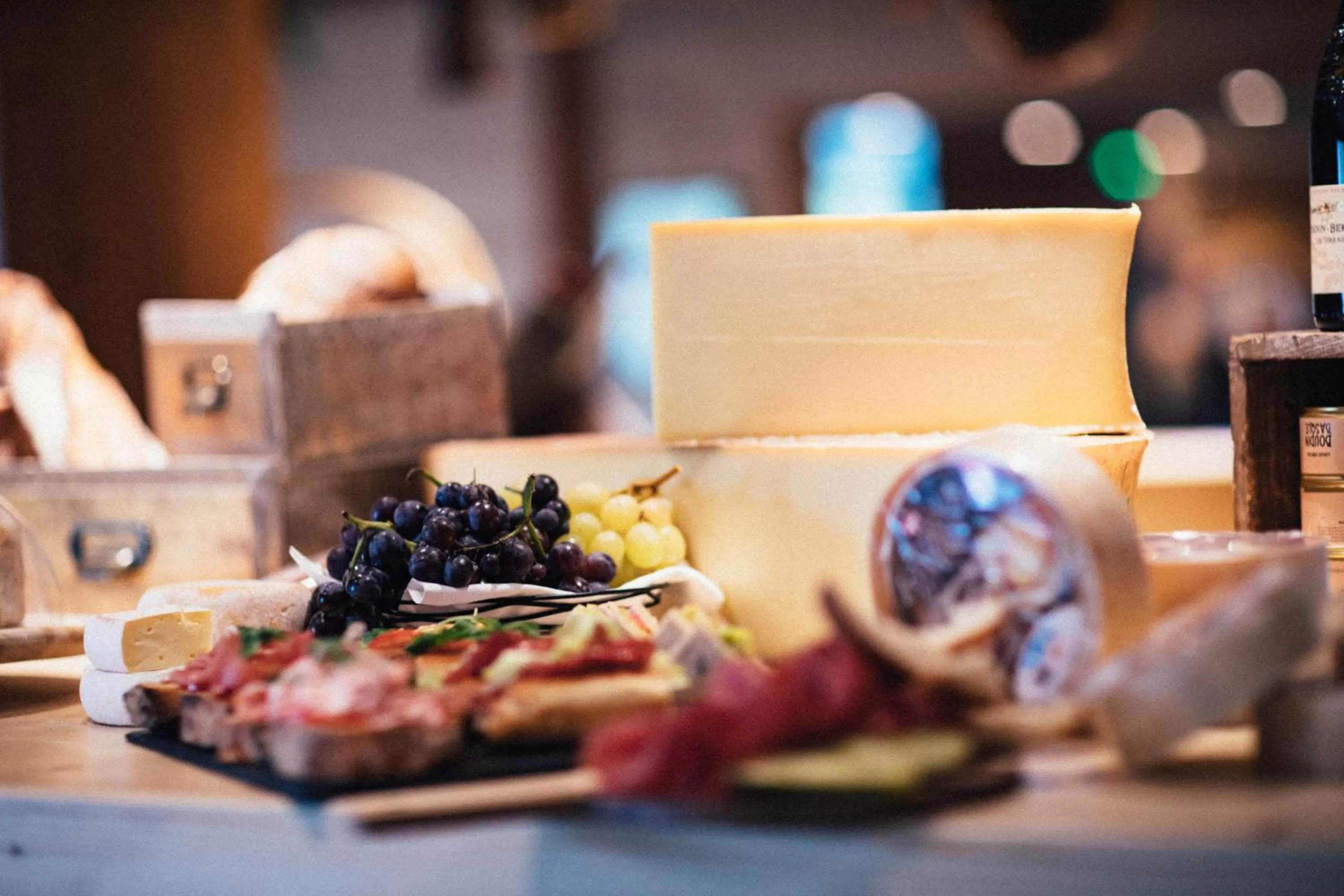 Lounge or bar, Food in Hôtel L'Arboisie