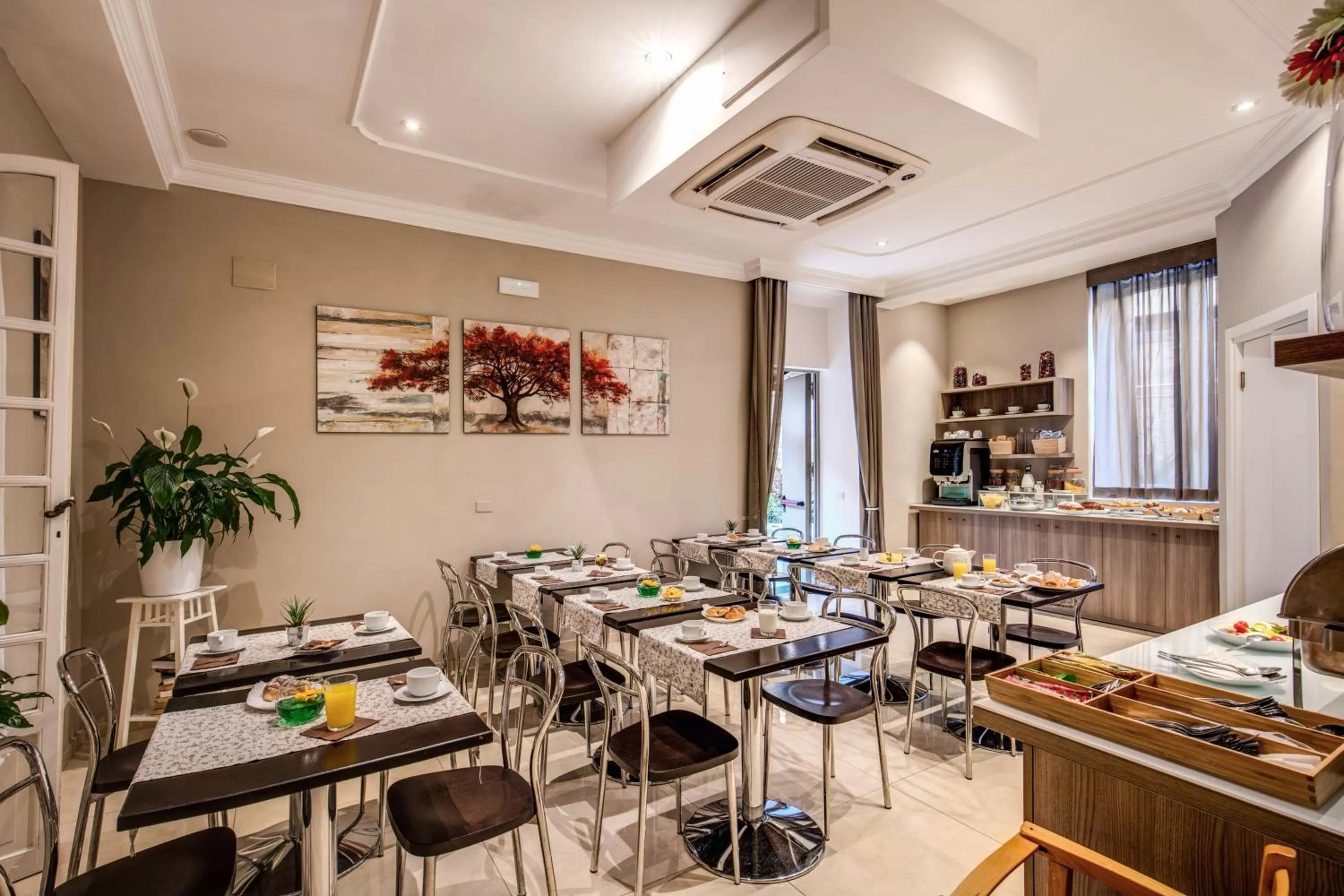 Restaurant/places to eat in Rome Garden Hotel