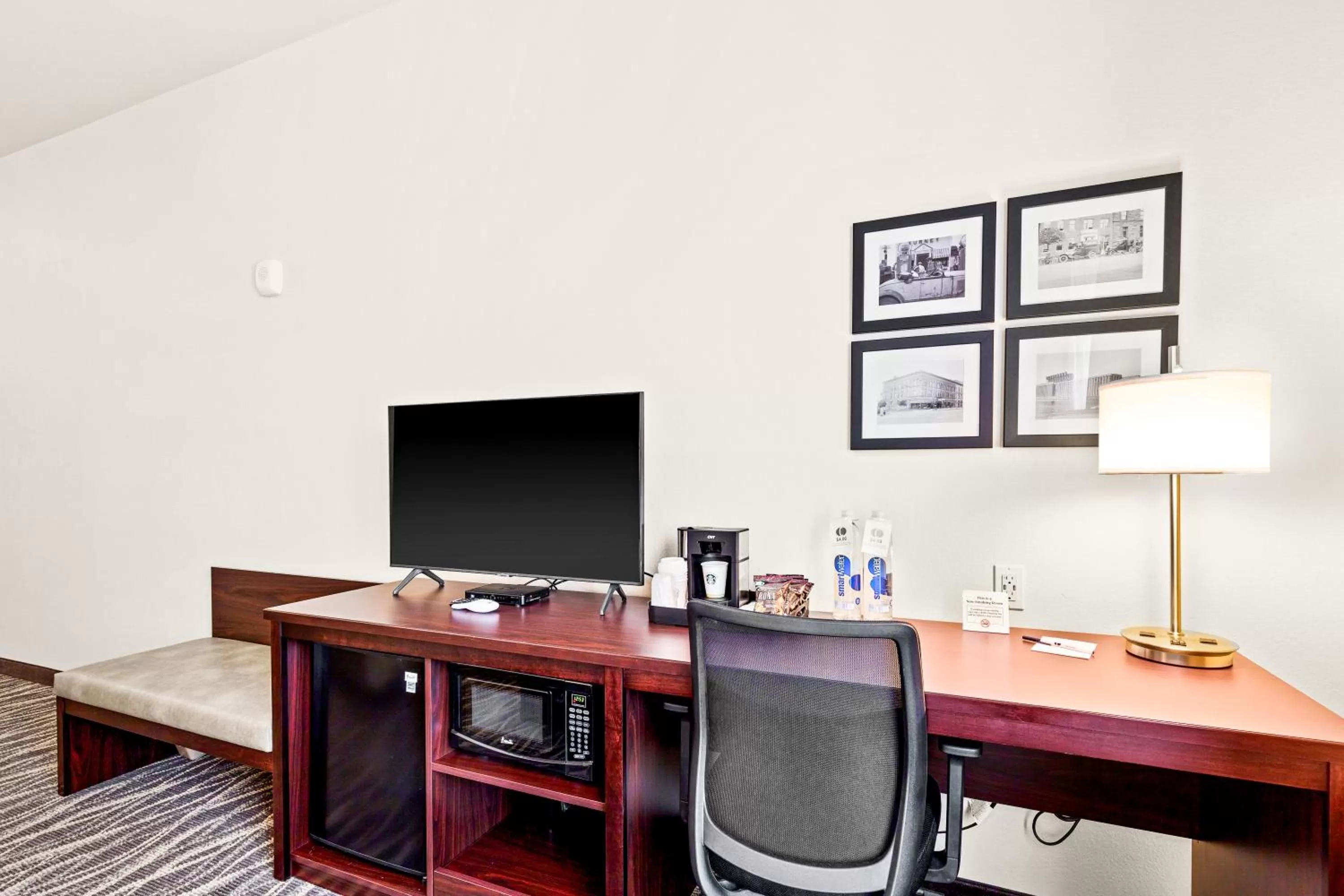 TV and multimedia in Cobblestone Hotel & Suites - Superior Duluth