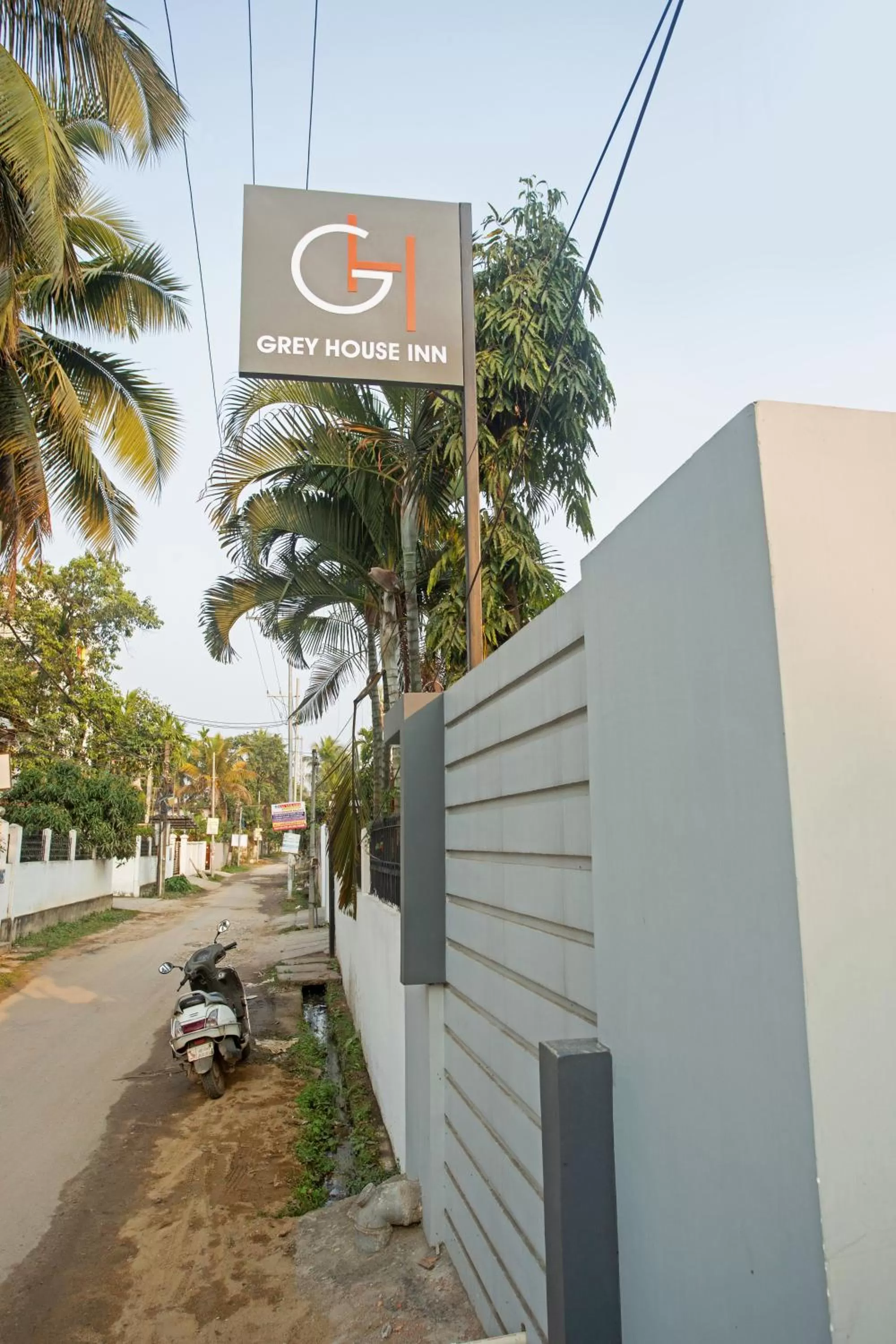Facade/entrance, Property Building in Grey House Inn