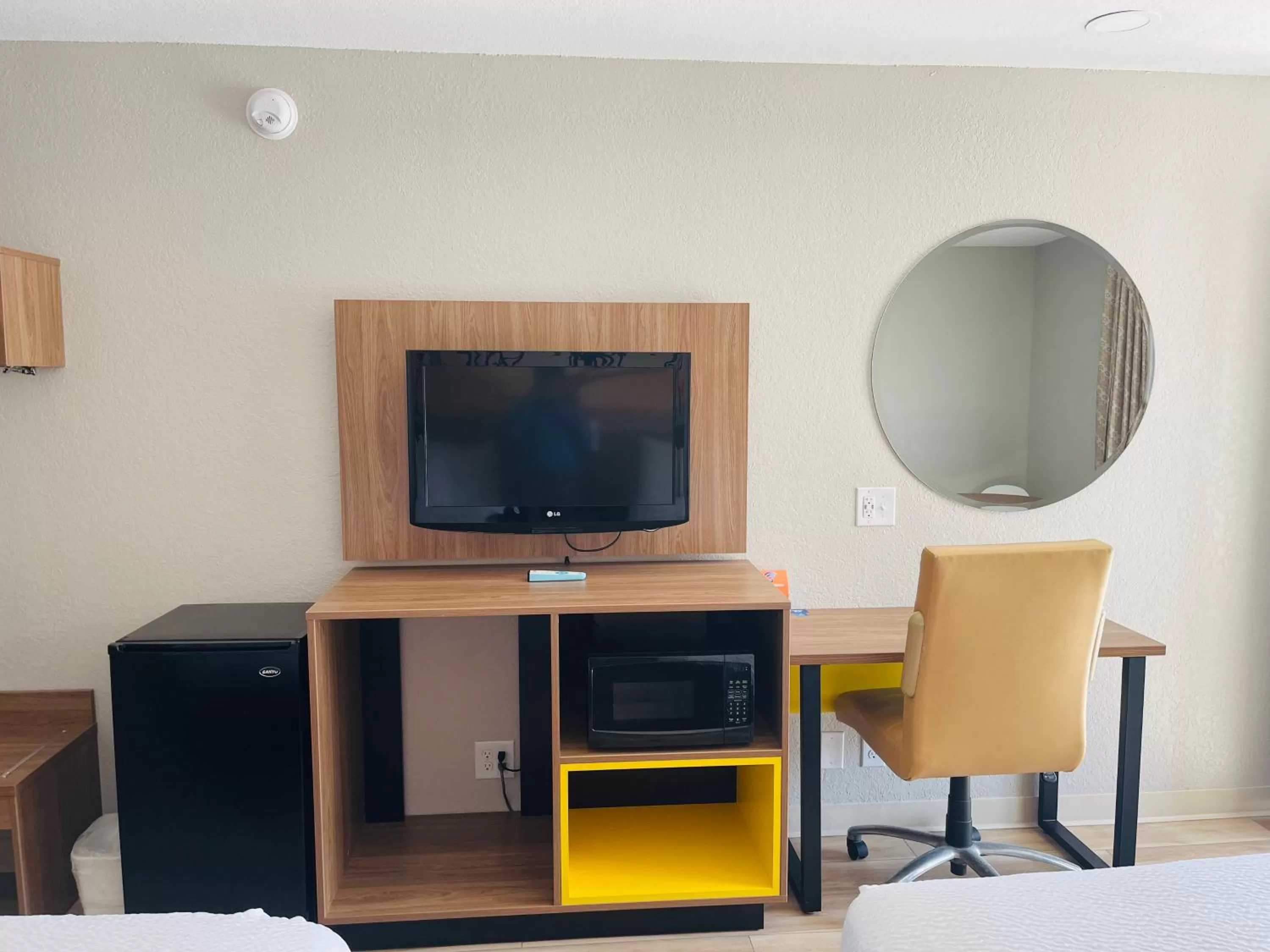 TV and multimedia in Days Inn by Wyndham Killeen Fort Hood