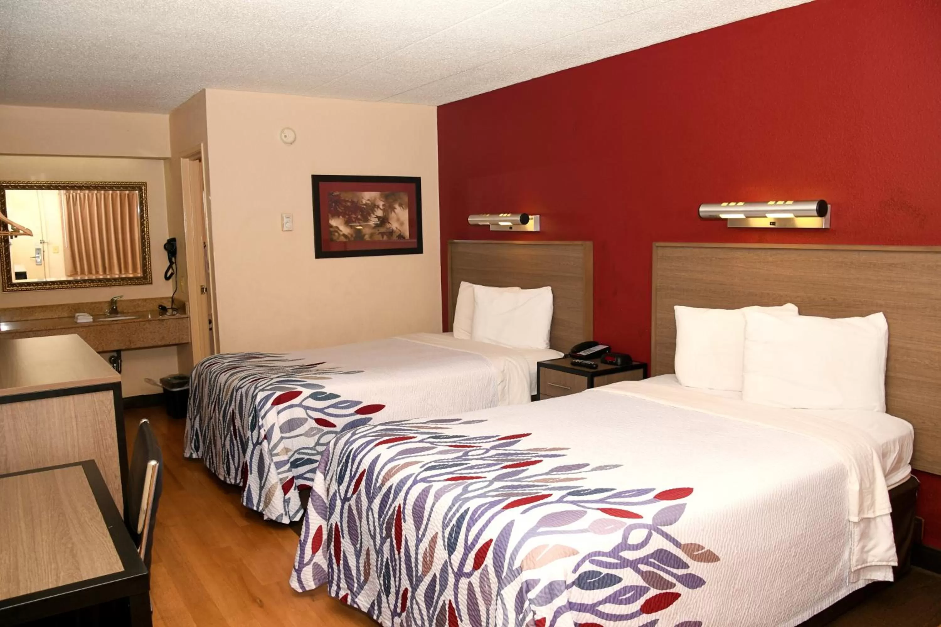 Photo of the whole room, Bed in Red Roof Inn Richmond South