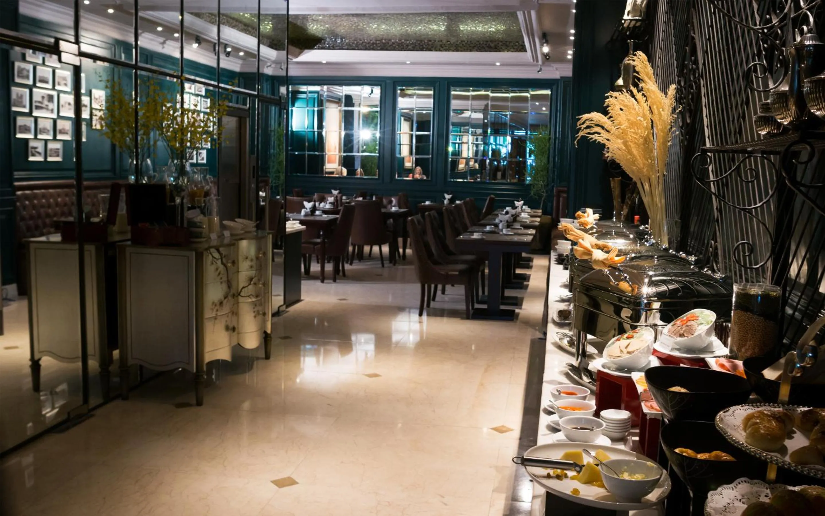 Restaurant/places to eat in Silverland Jolie Hotel