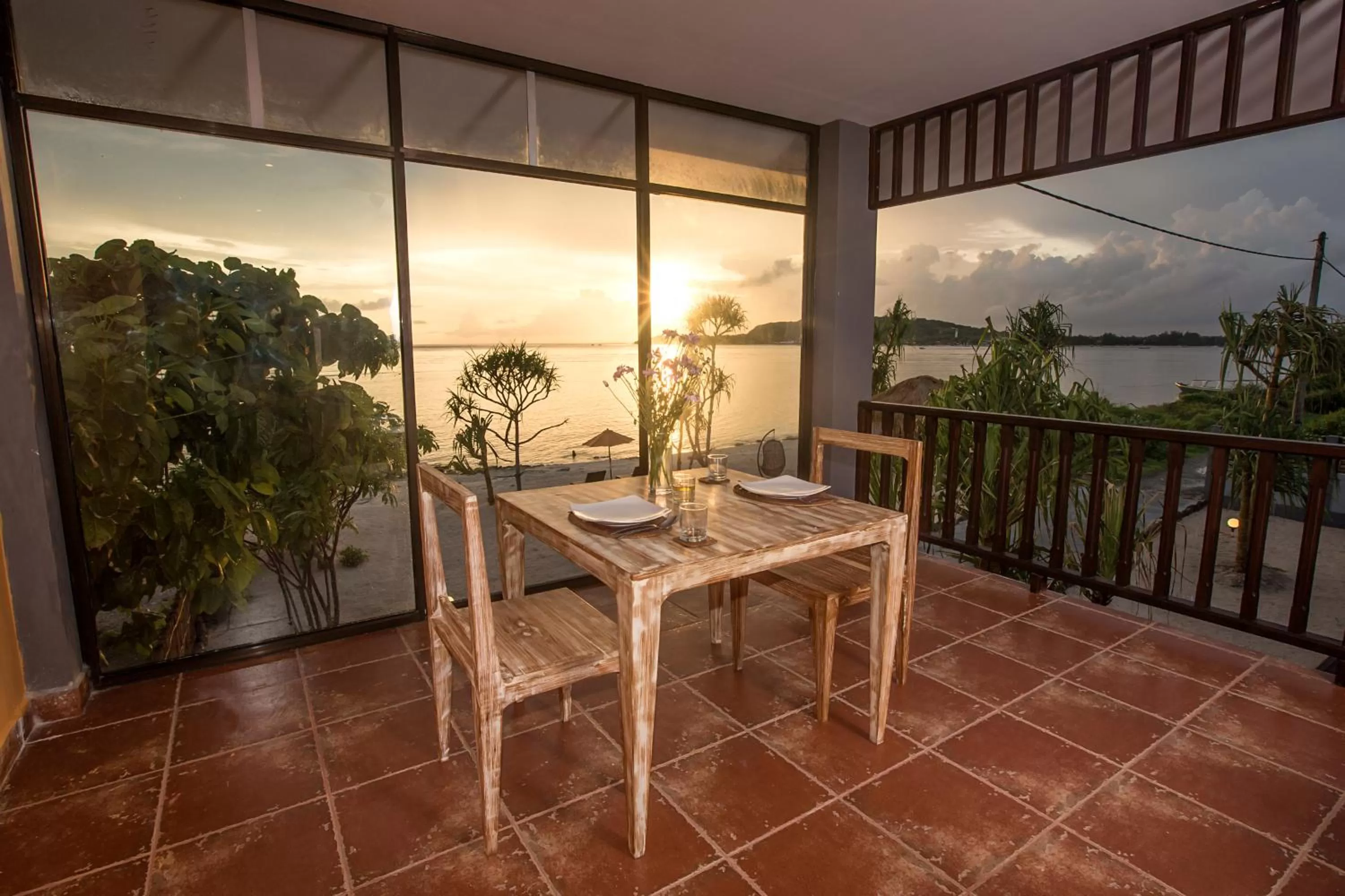 Restaurant/places to eat, Sunrise/Sunset in Sunset House Gili Meno