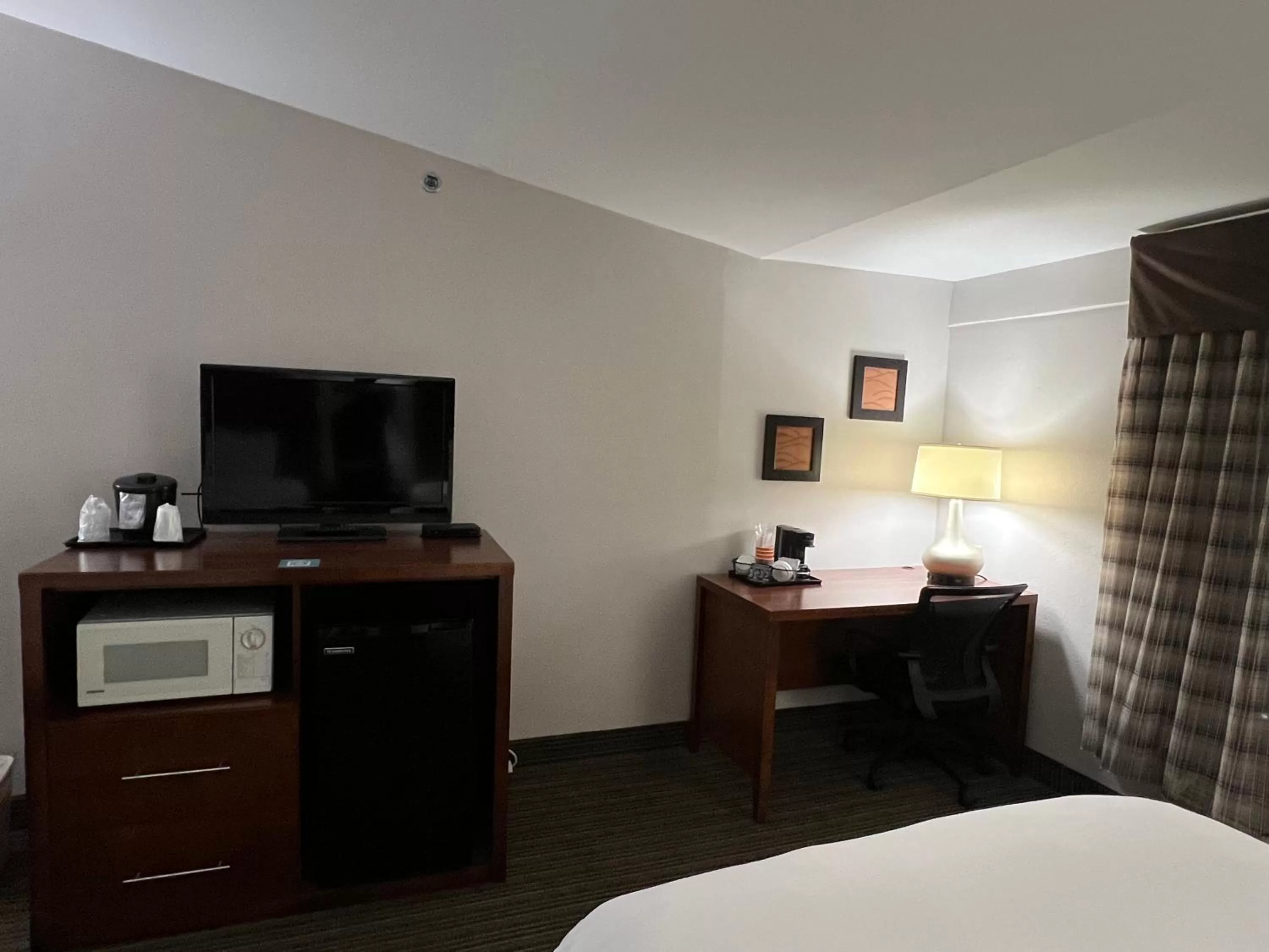 TV and multimedia, Bed in Country Inn & Suites by Radisson, Battle Creek, MI