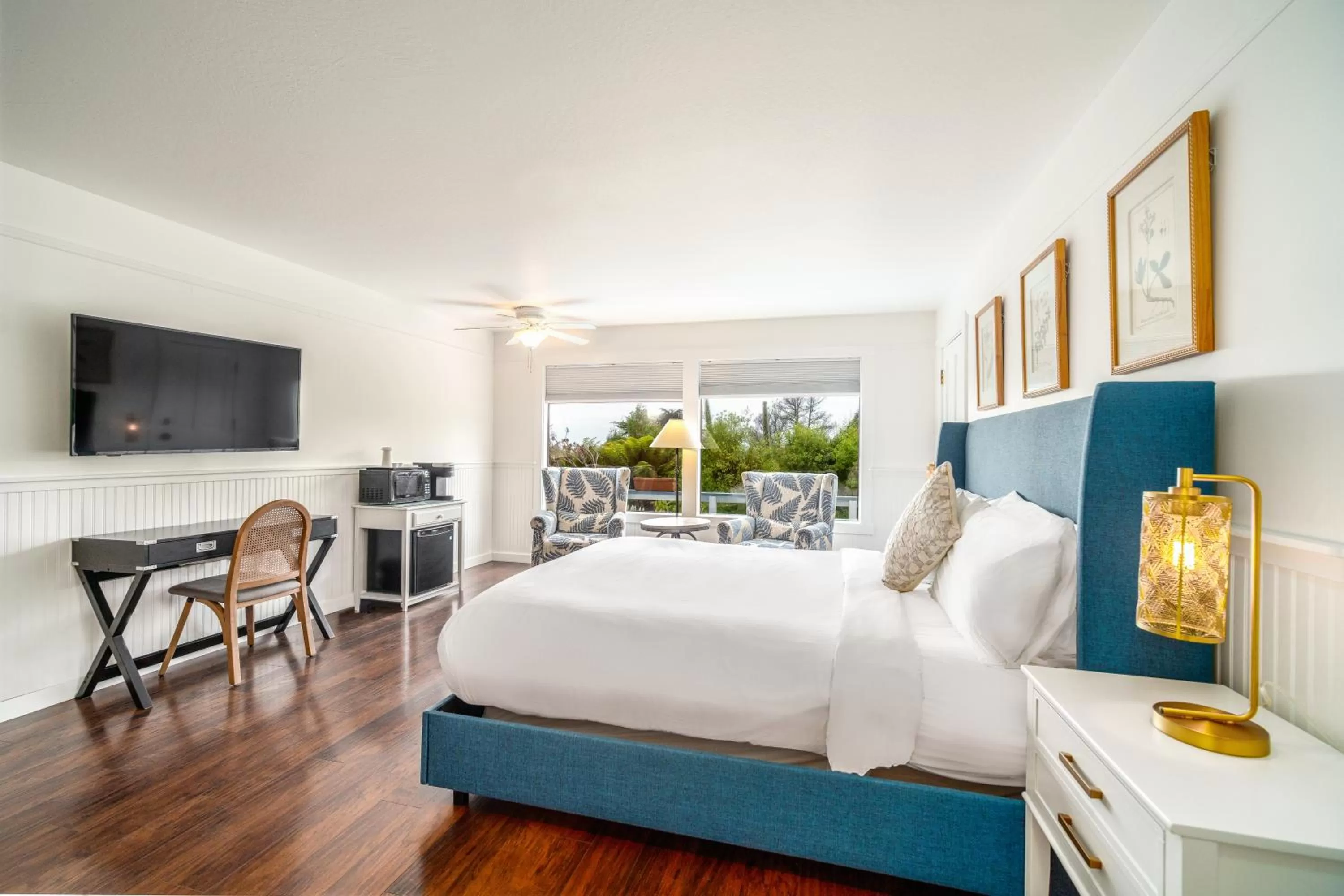 Bed in Agate Cove Inn