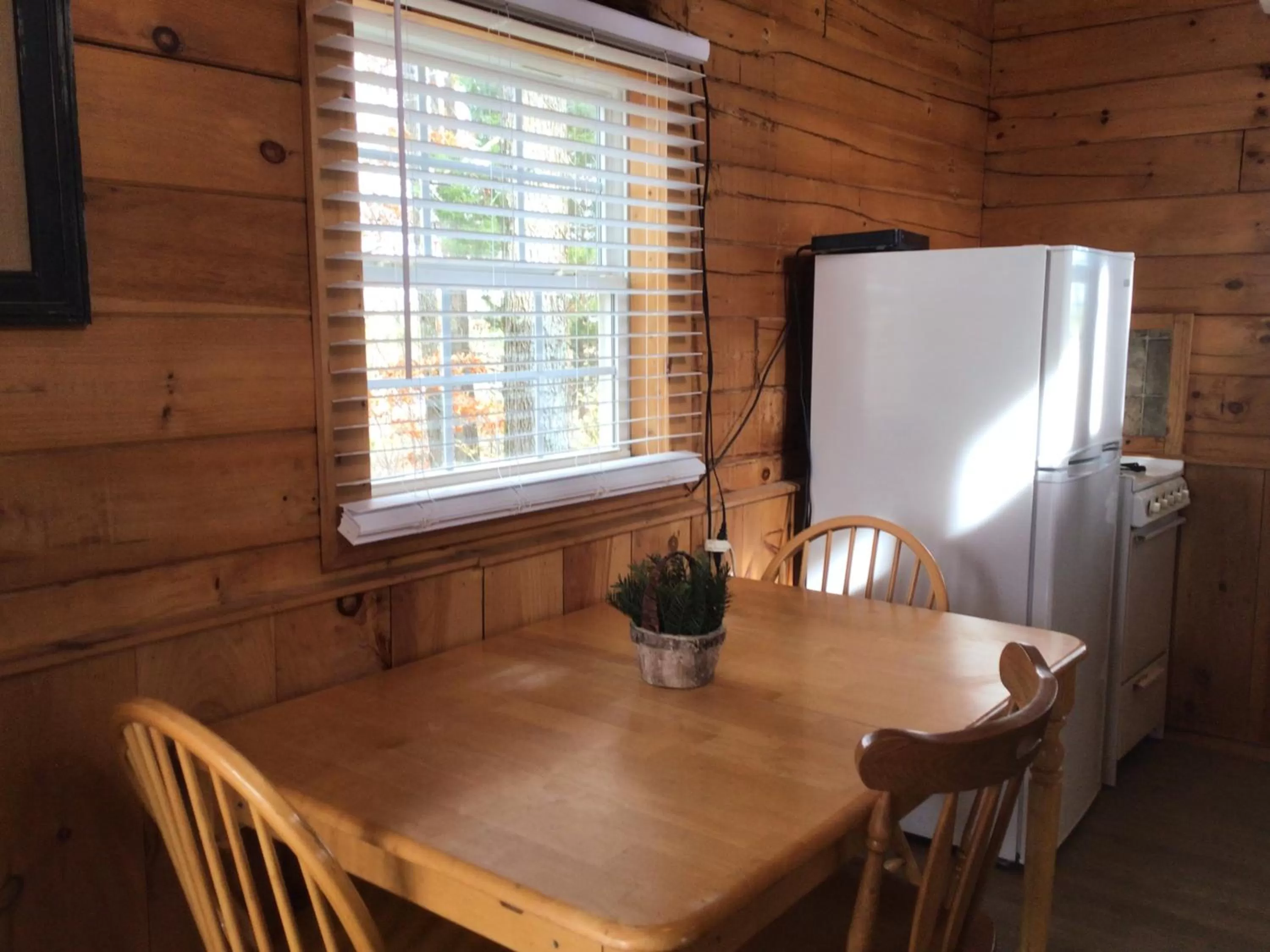 Dining area in Kozy Haven Log Cabin Rentals