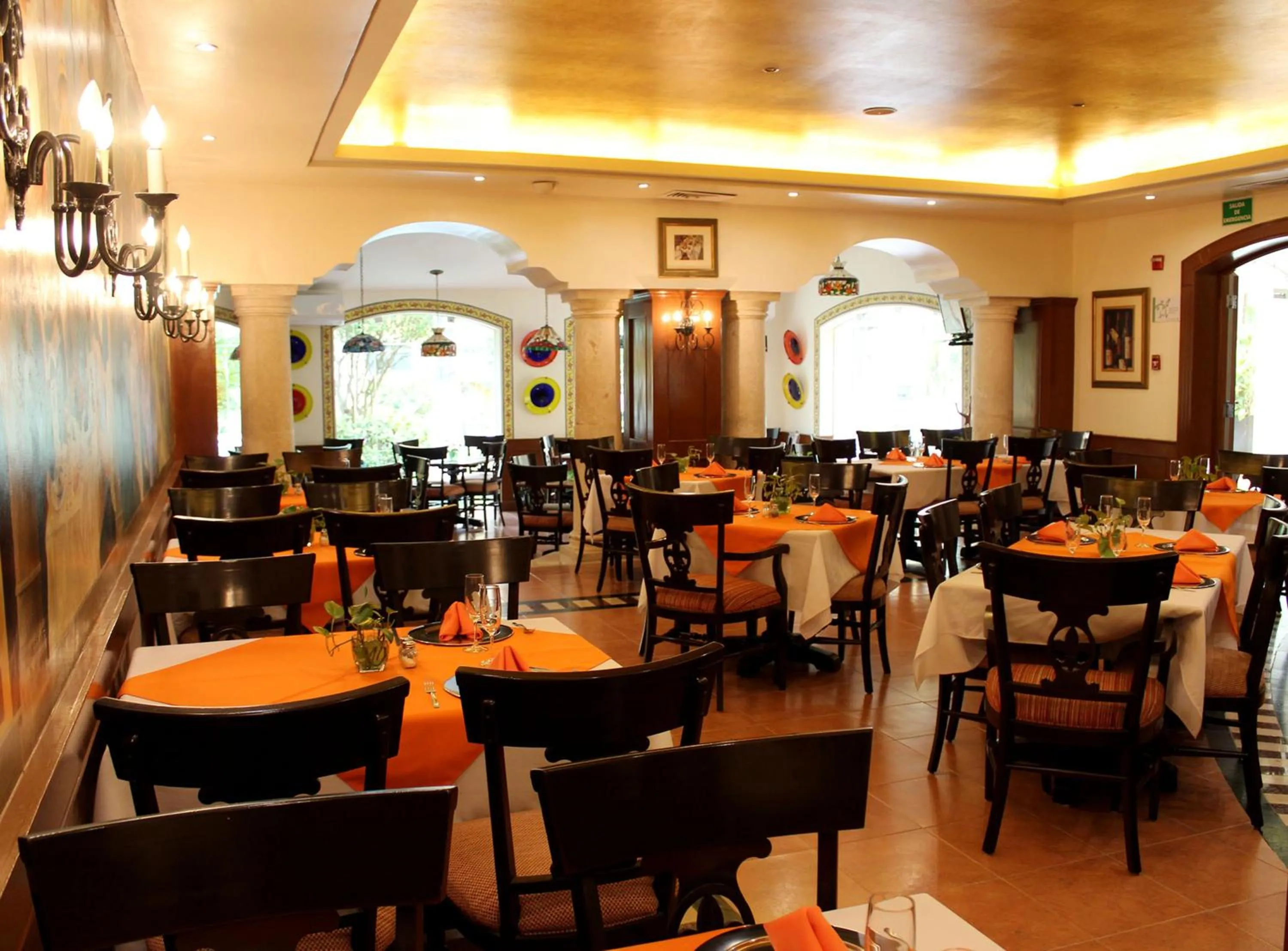 Restaurant/places to eat in Hotel Hacienda Real