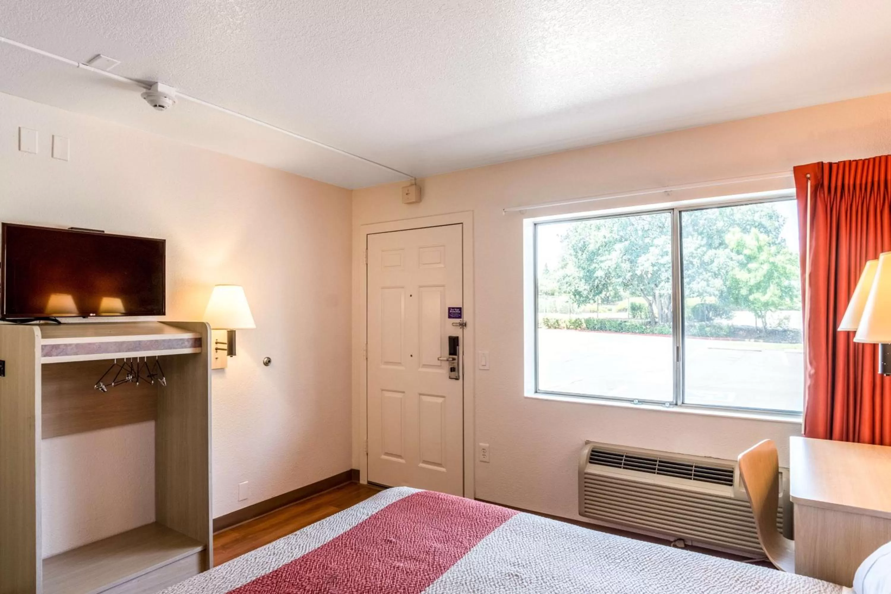 TV and multimedia, Bed in Motel 6-Redding, CA - Central