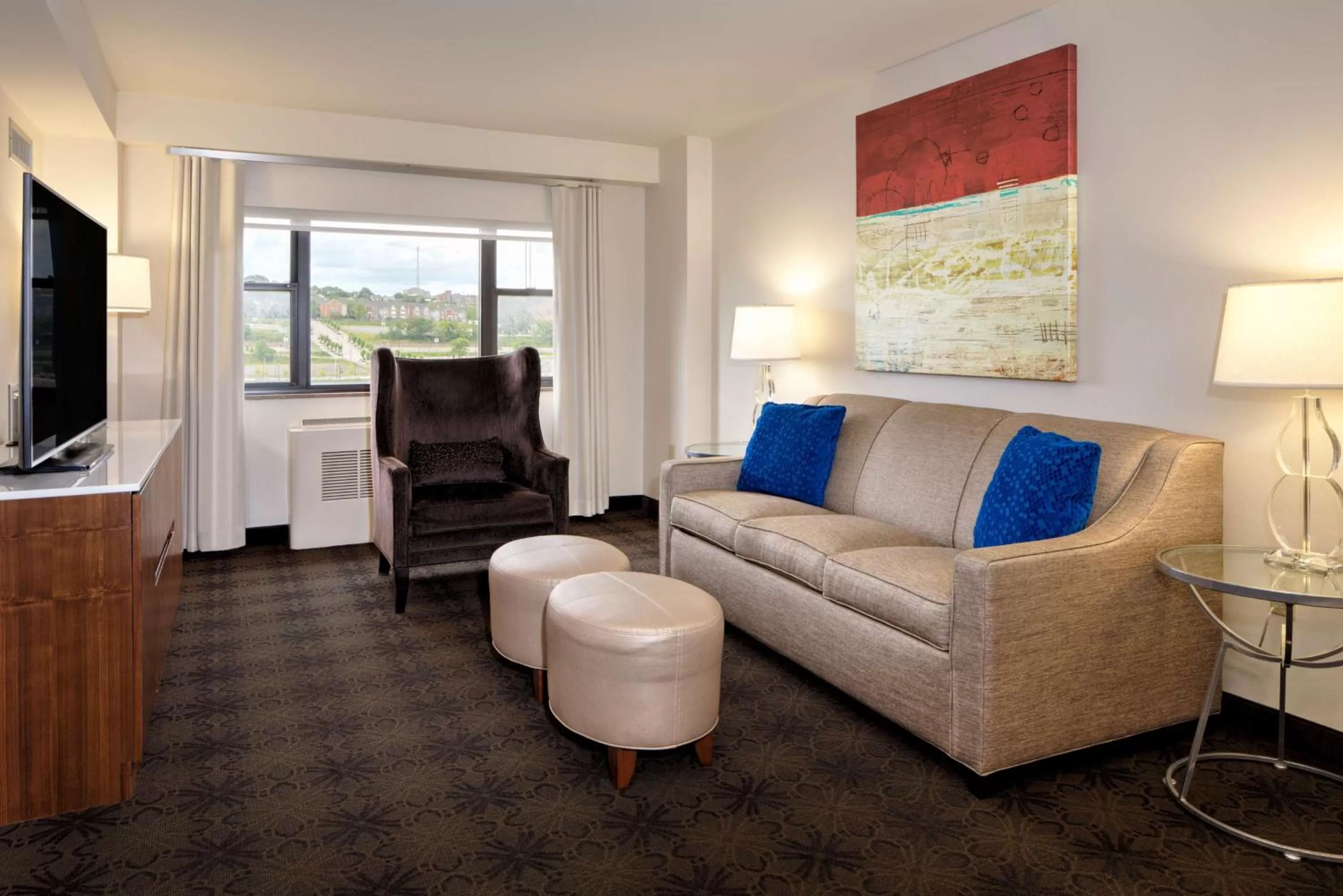 Living room in DoubleTree by Hilton Hotel & Suites Pittsburgh Downtown