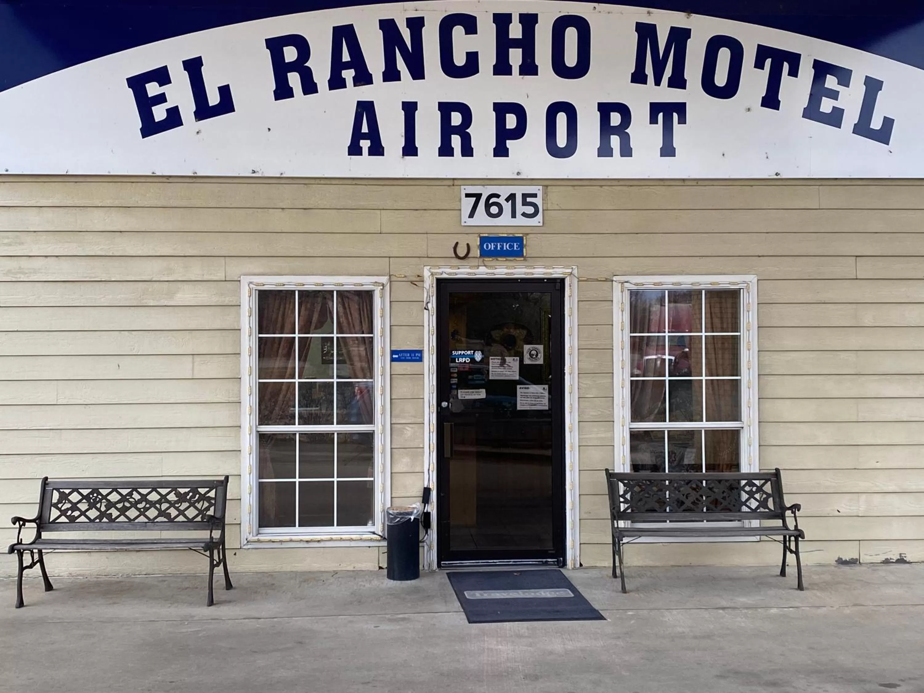 Facade/entrance in El Rancho Motel