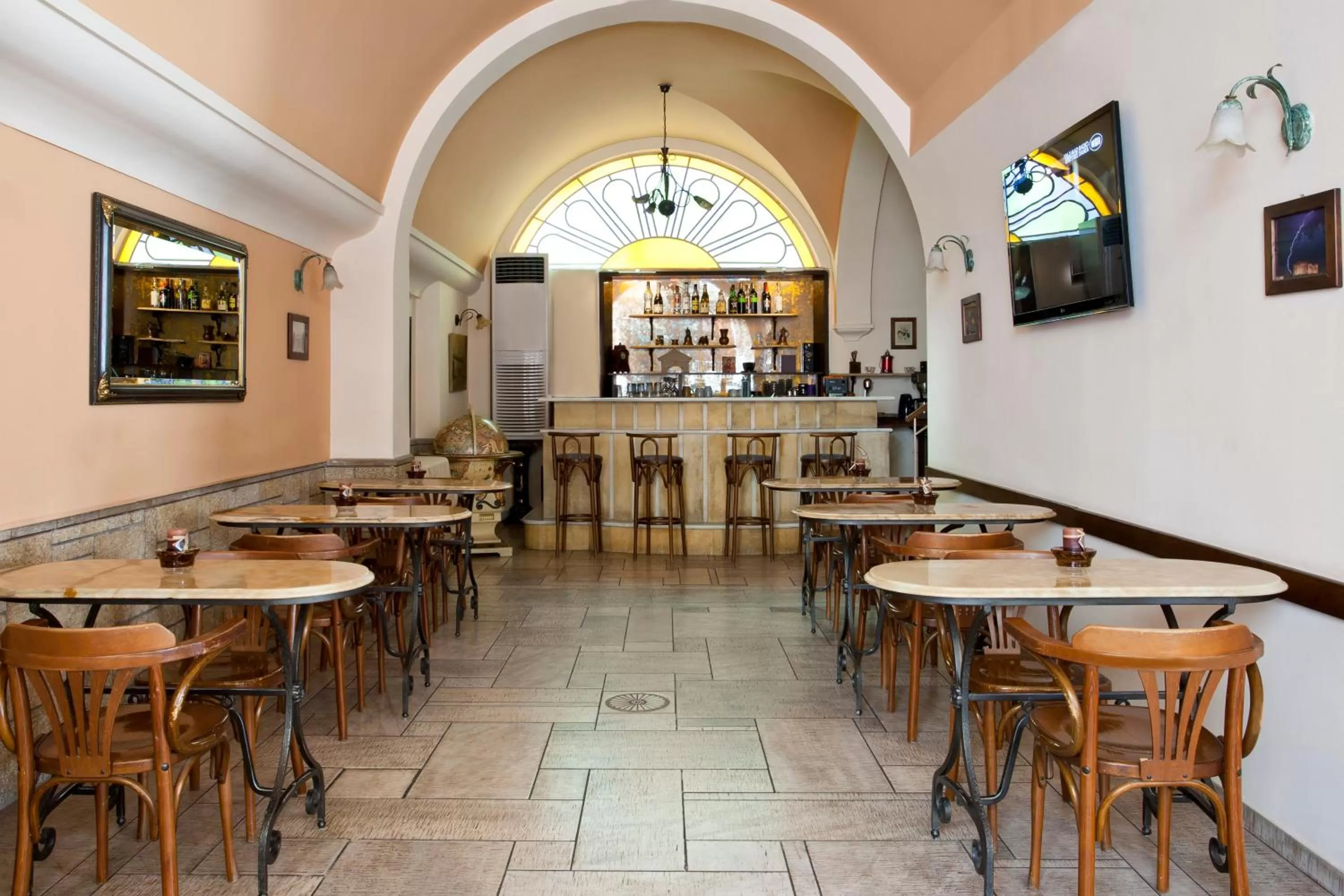 Lounge or bar in Elizabeth Hotel